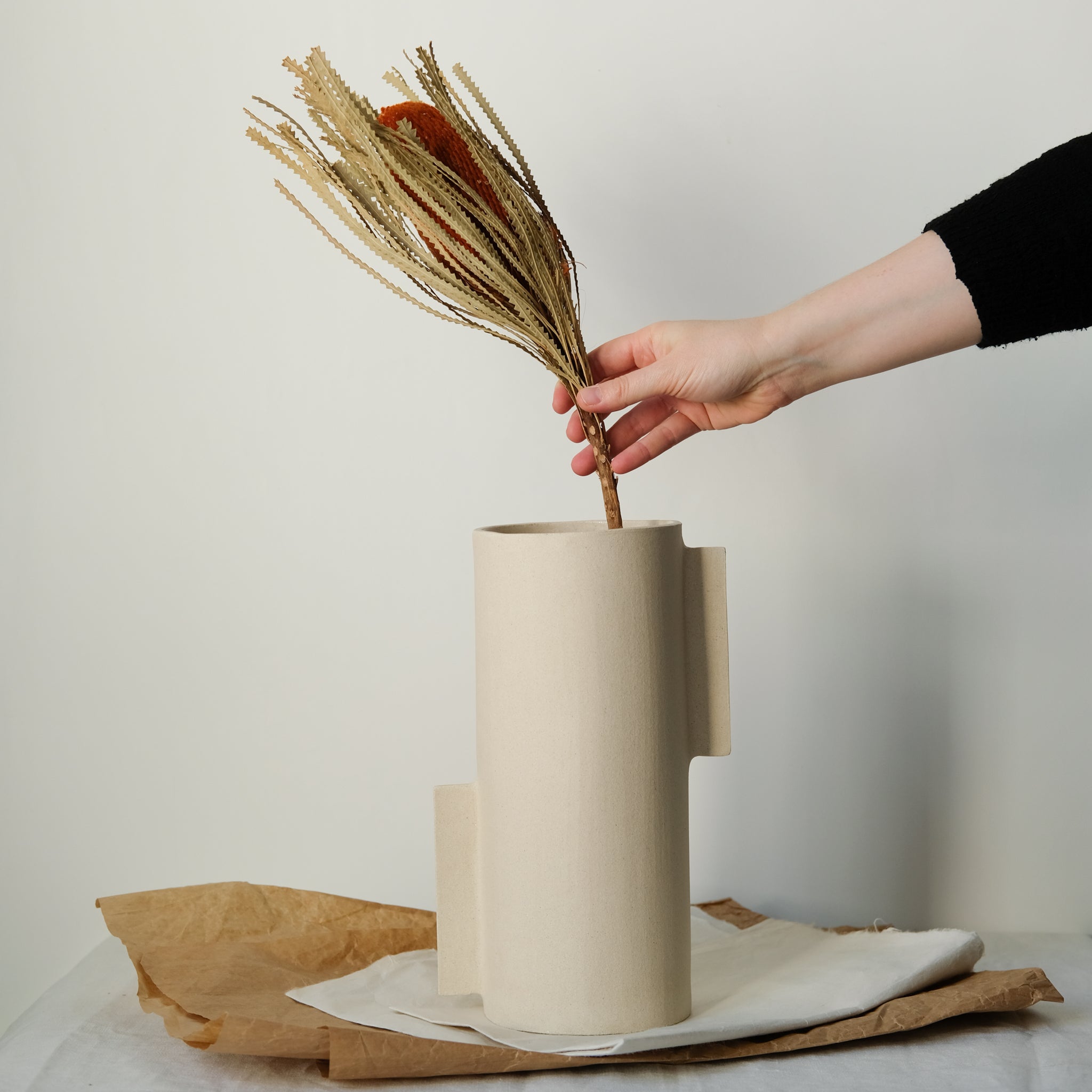 Vase L en grès blanc par Marguicha chez Brutal Ceramics