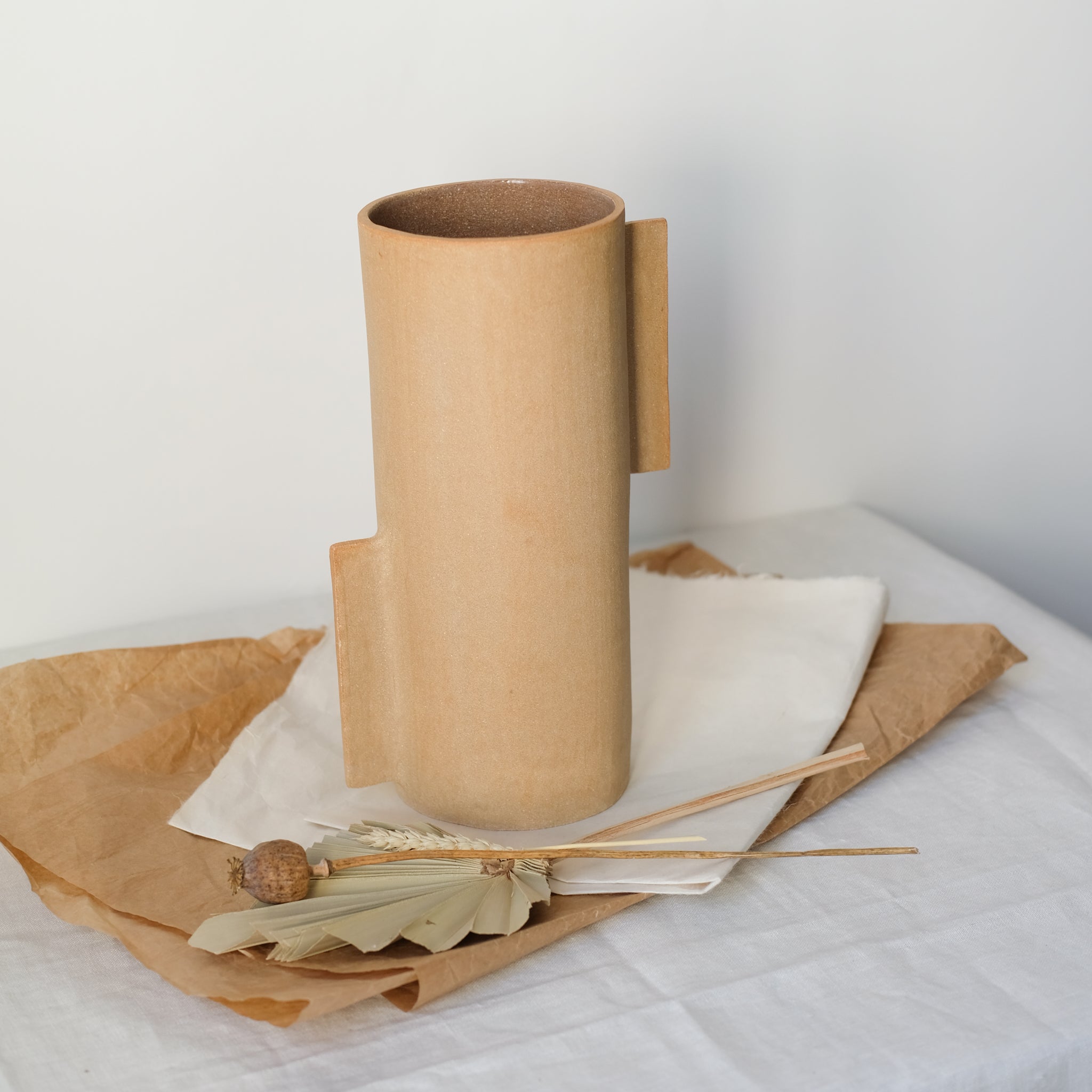 Vase L en grès roux par Marguicha chez Brutal Ceramics