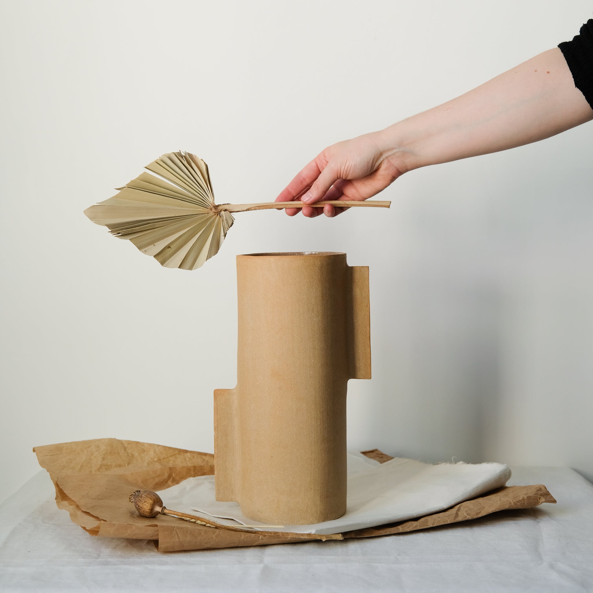 Vase L en grès roux par Marguicha chez Brutal Ceramics