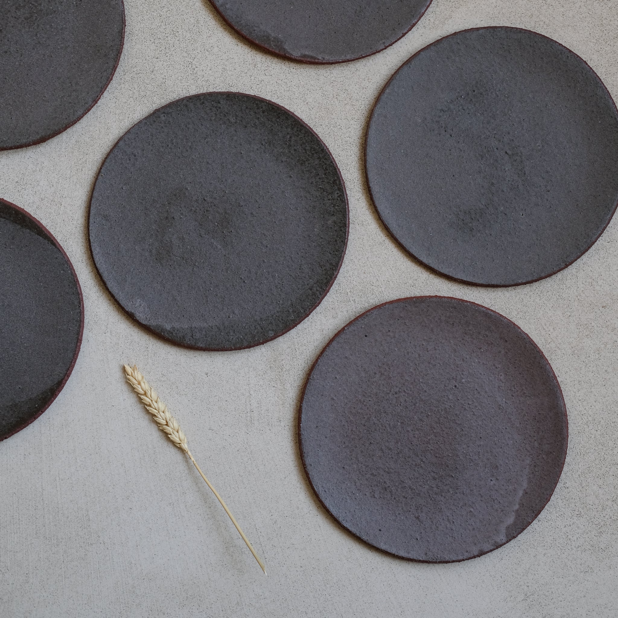 Assiette en grès rouge par Marguicha chez Brutal Ceramics