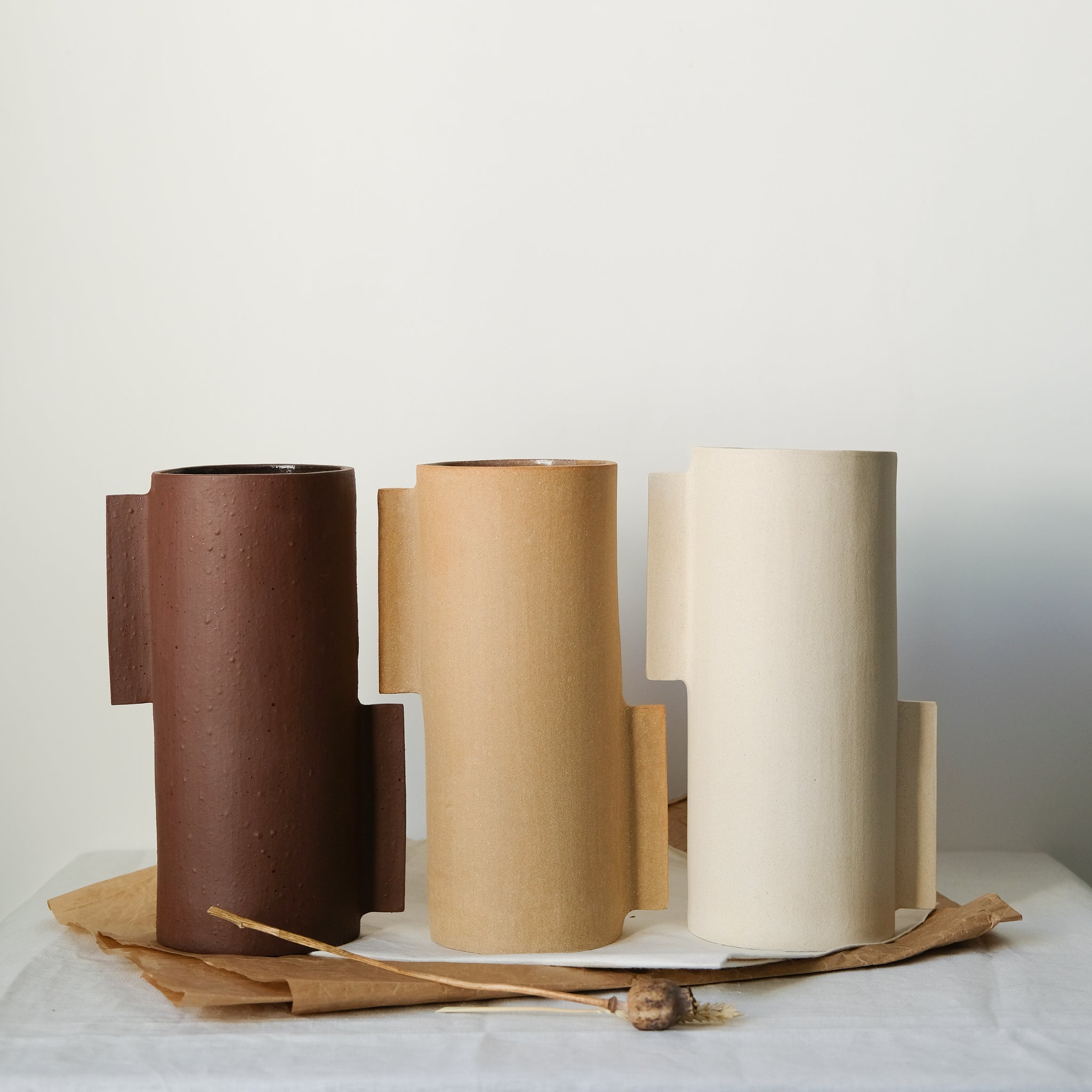 Vase L en grès blanc par Marguicha chez Brutal Ceramics