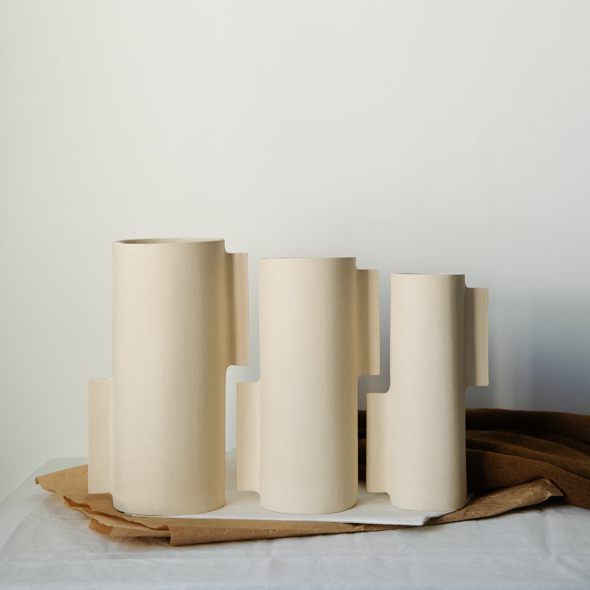 Vase S en grès blanc par Marguicha chez Brutal Ceramics