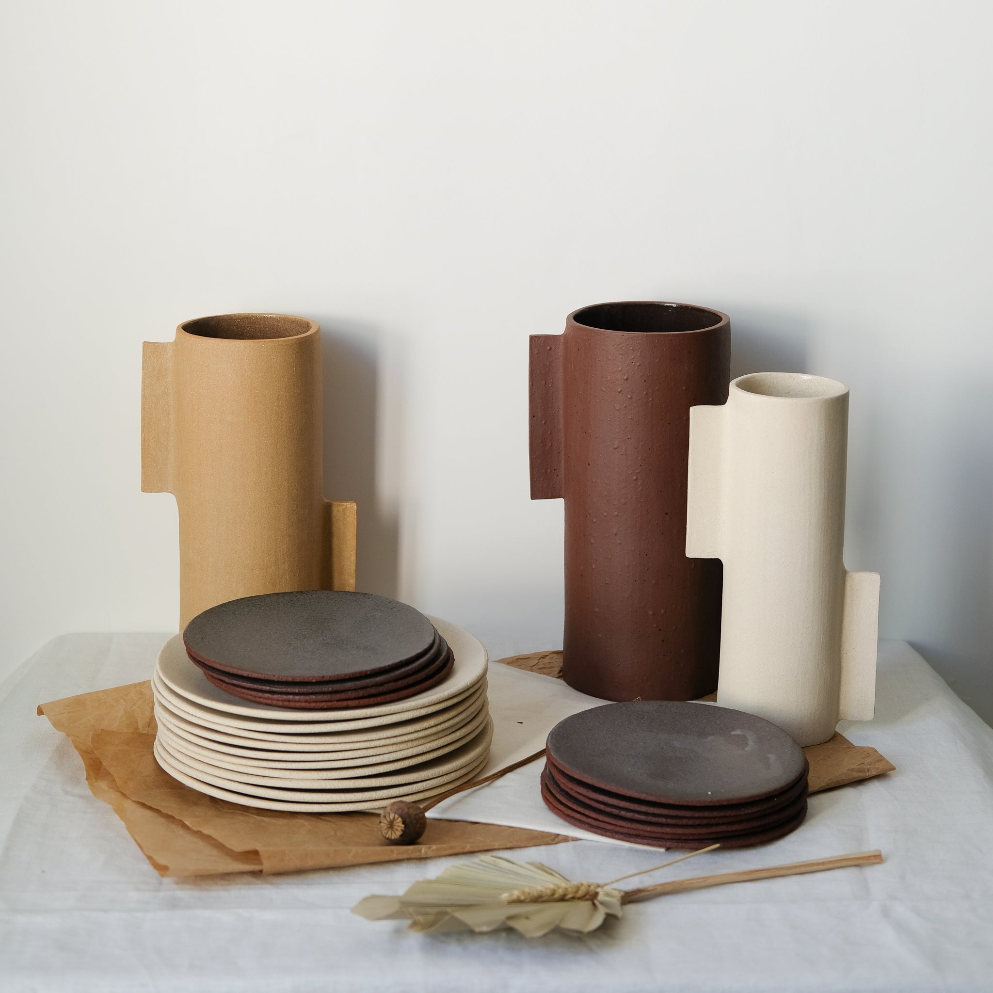 Vase S en grès roux par Marguicha chez Brutal Ceramics
