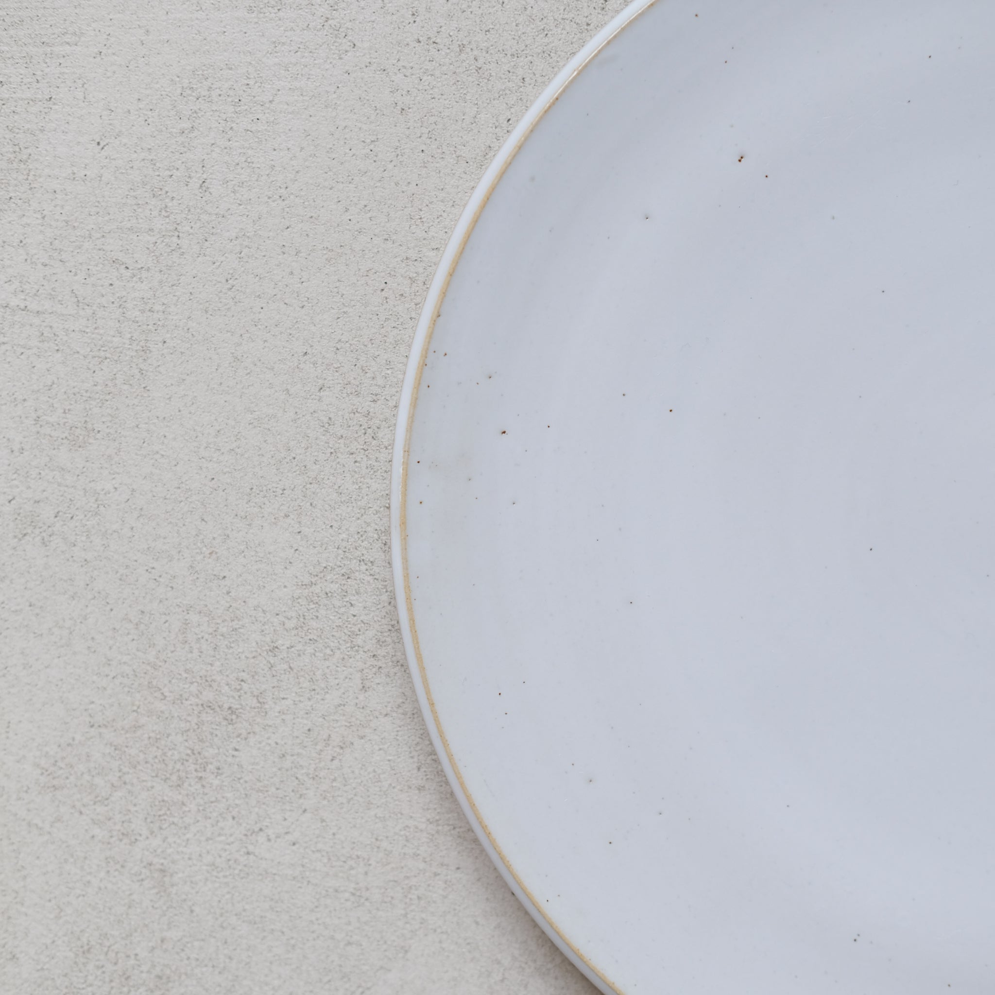 Assiette D28cm grès par No Ceramic chez Brutal Ceramics