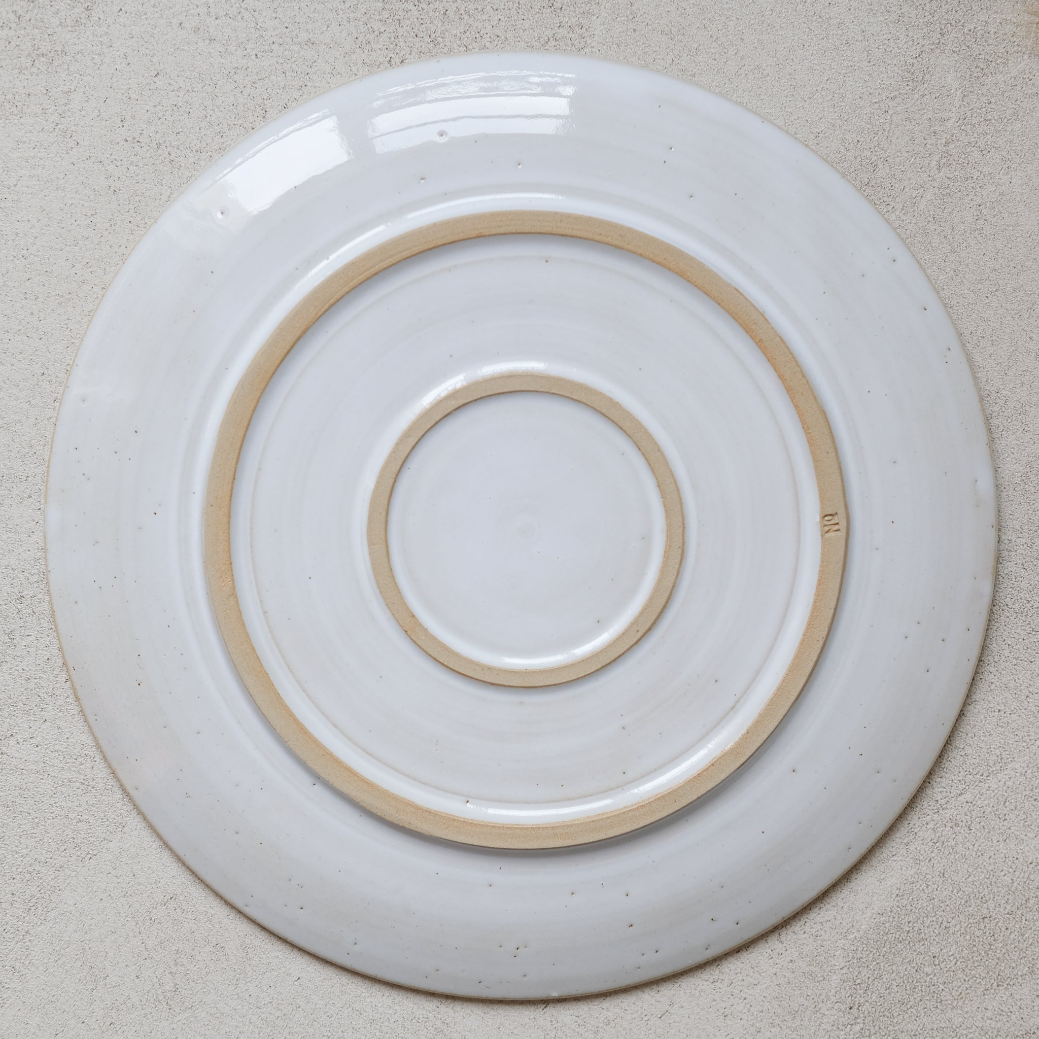 Assiette D28cm grès par No Ceramic chez Brutal Ceramics