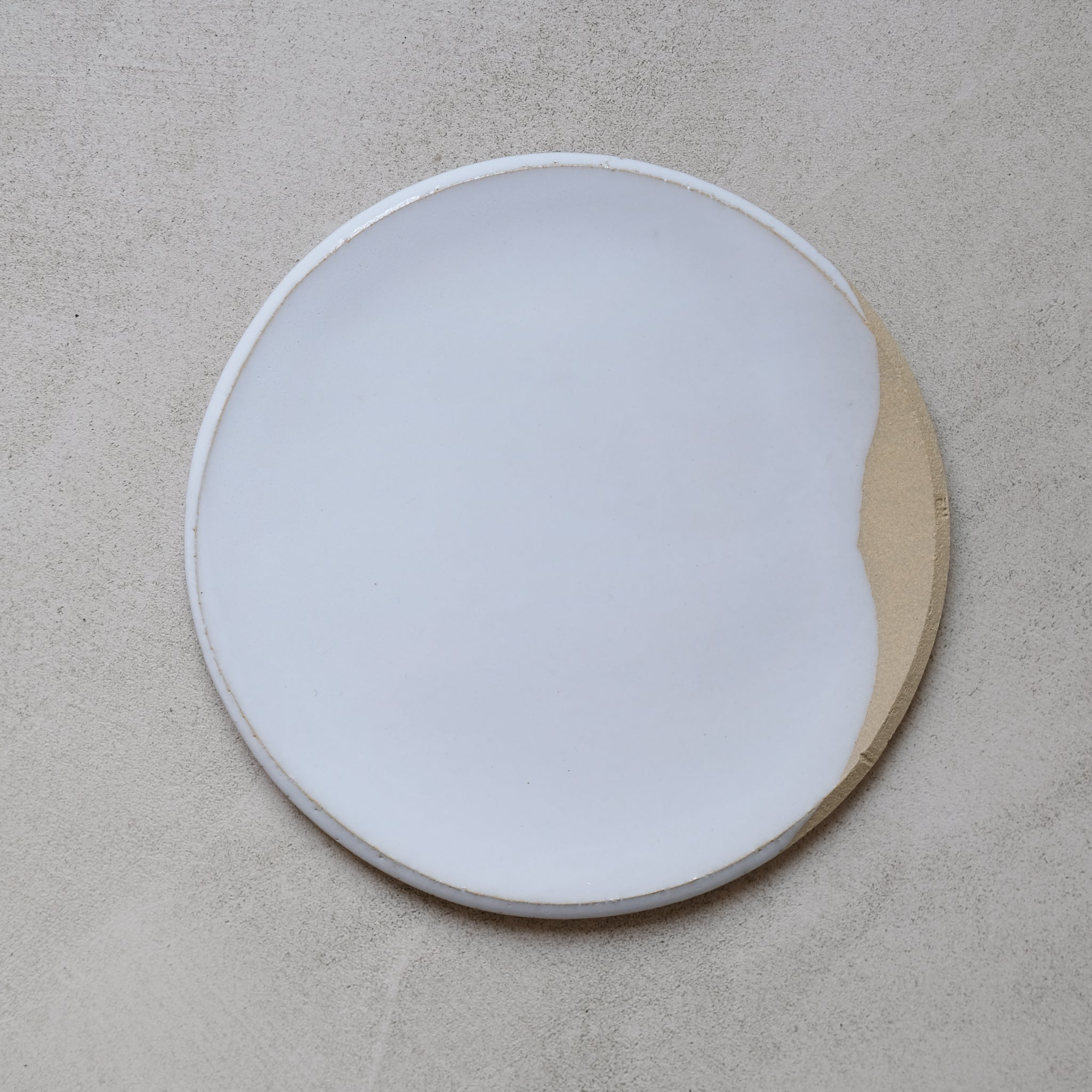 Assiette D23cm grès par No Ceramic chez Brutal Ceramics