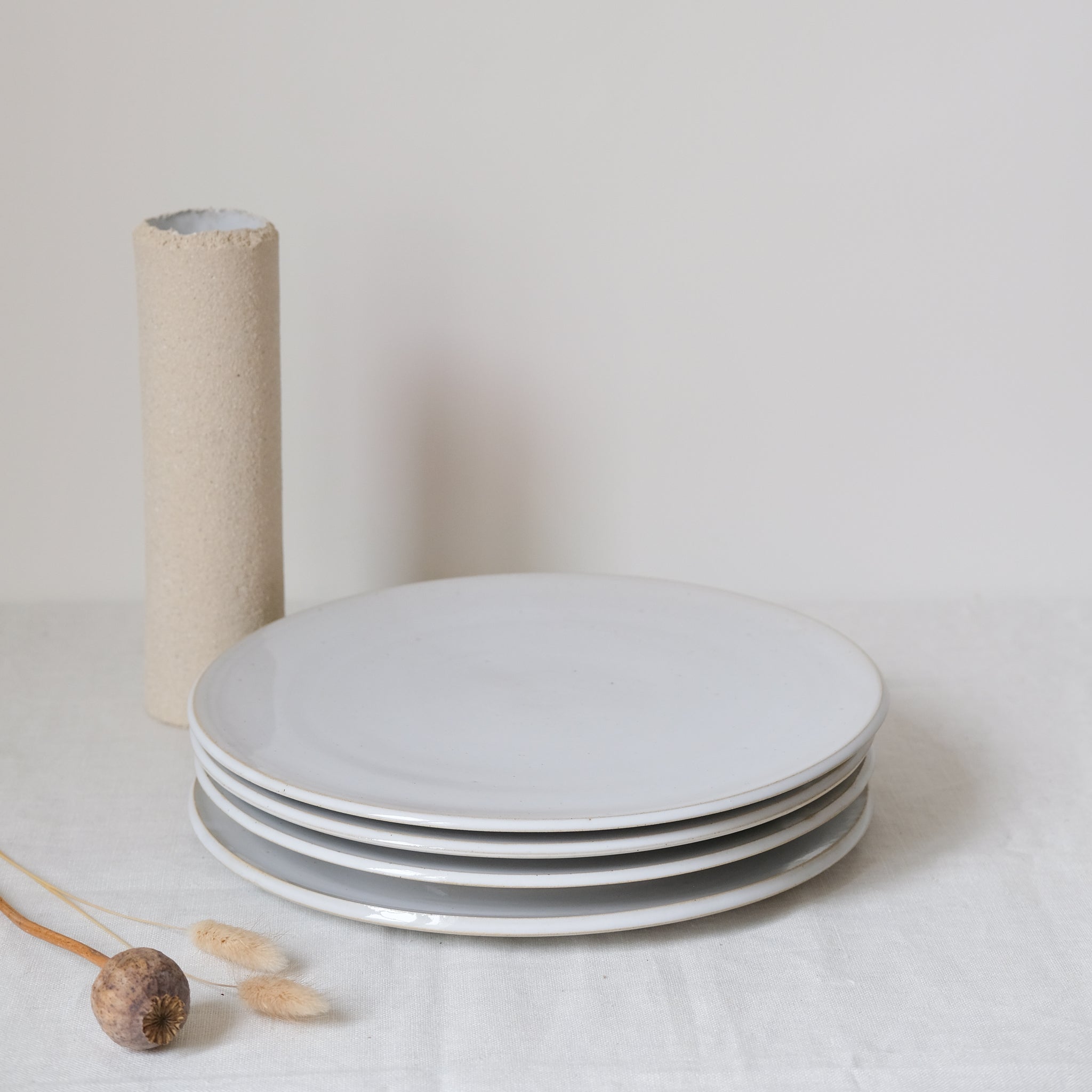 Assiette D28cm grès par No Ceramic chez Brutal Ceramics
