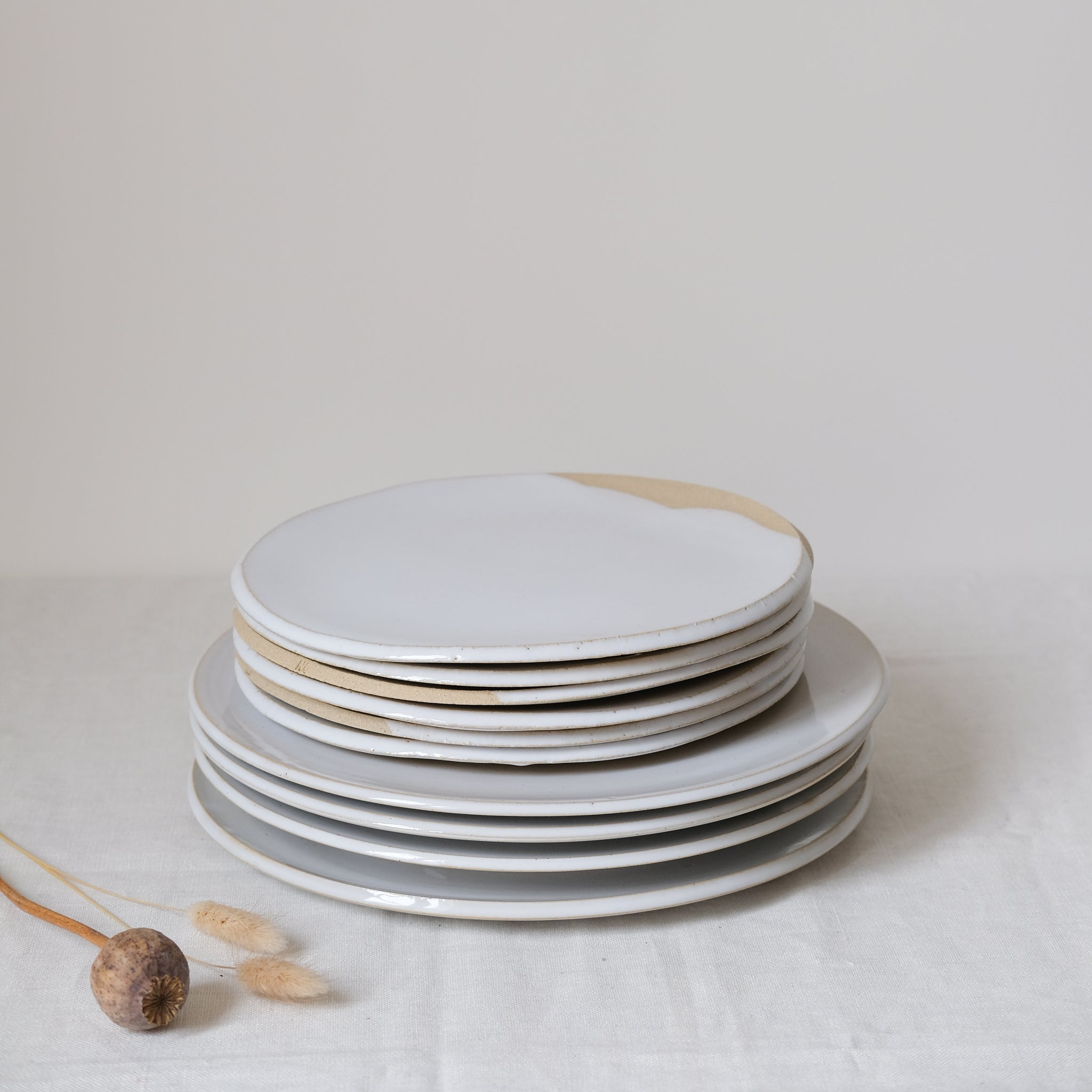 Assiette D23cm grès par No Ceramic chez Brutal Ceramics