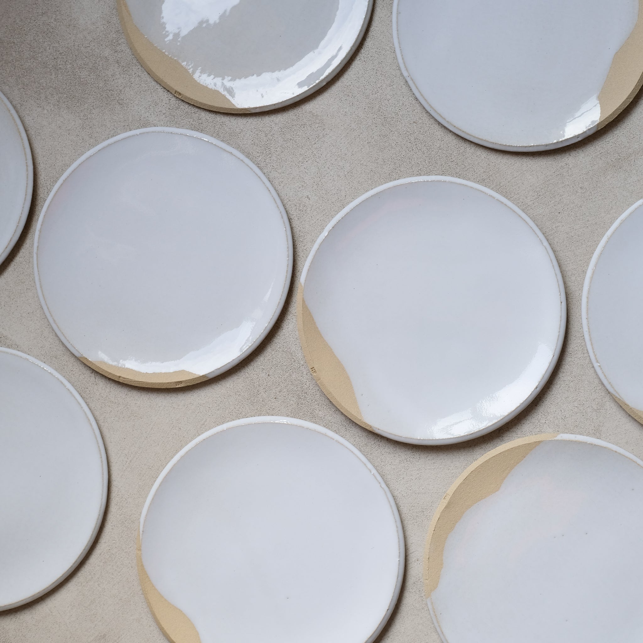 Assiette D23cm grès par No Ceramic chez Brutal Ceramics