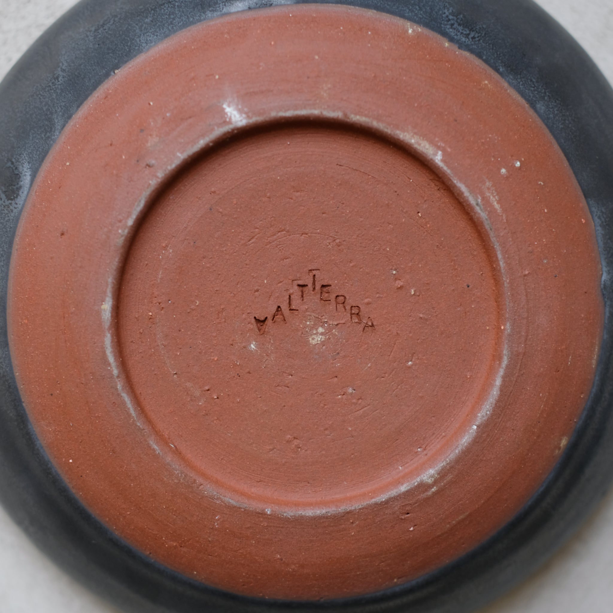 Assiette creuse en argile gris de Perla Valtierra chez Brutal Ceramics