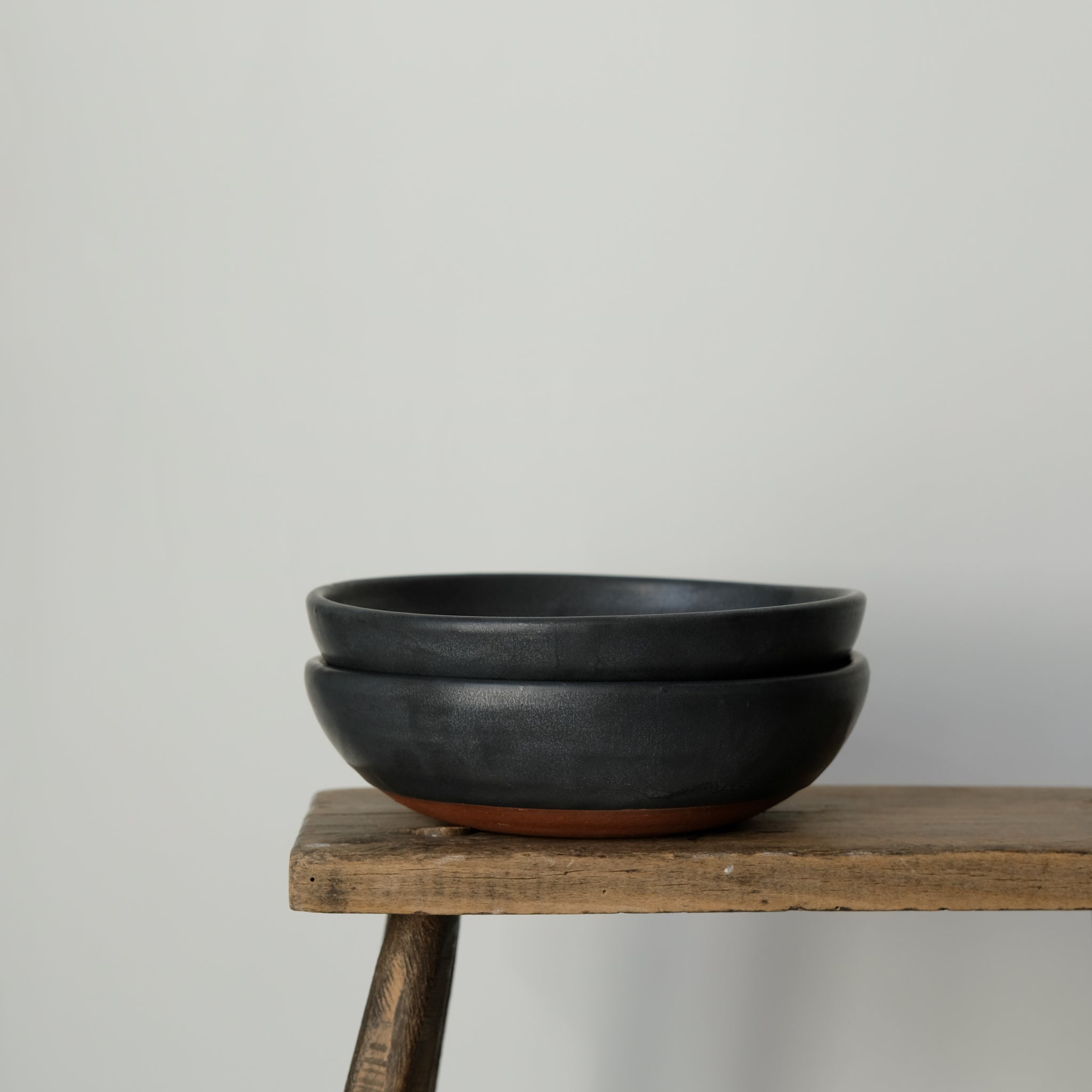 Assiette creuse en argile gris de Perla Valtierra chez Brutal Ceramics