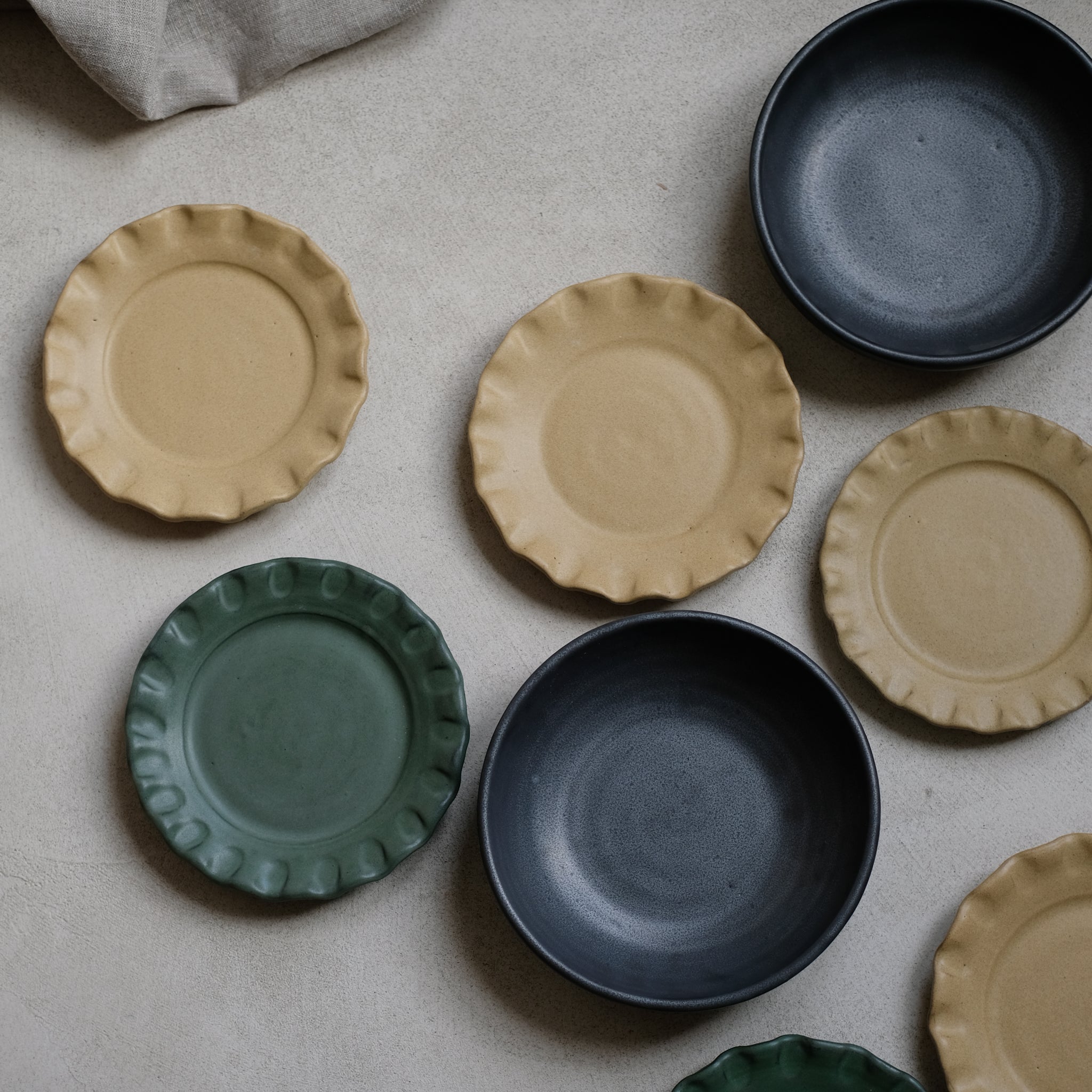 Assiette creuse en argile gris de Perla Valtierra chez Brutal Ceramics