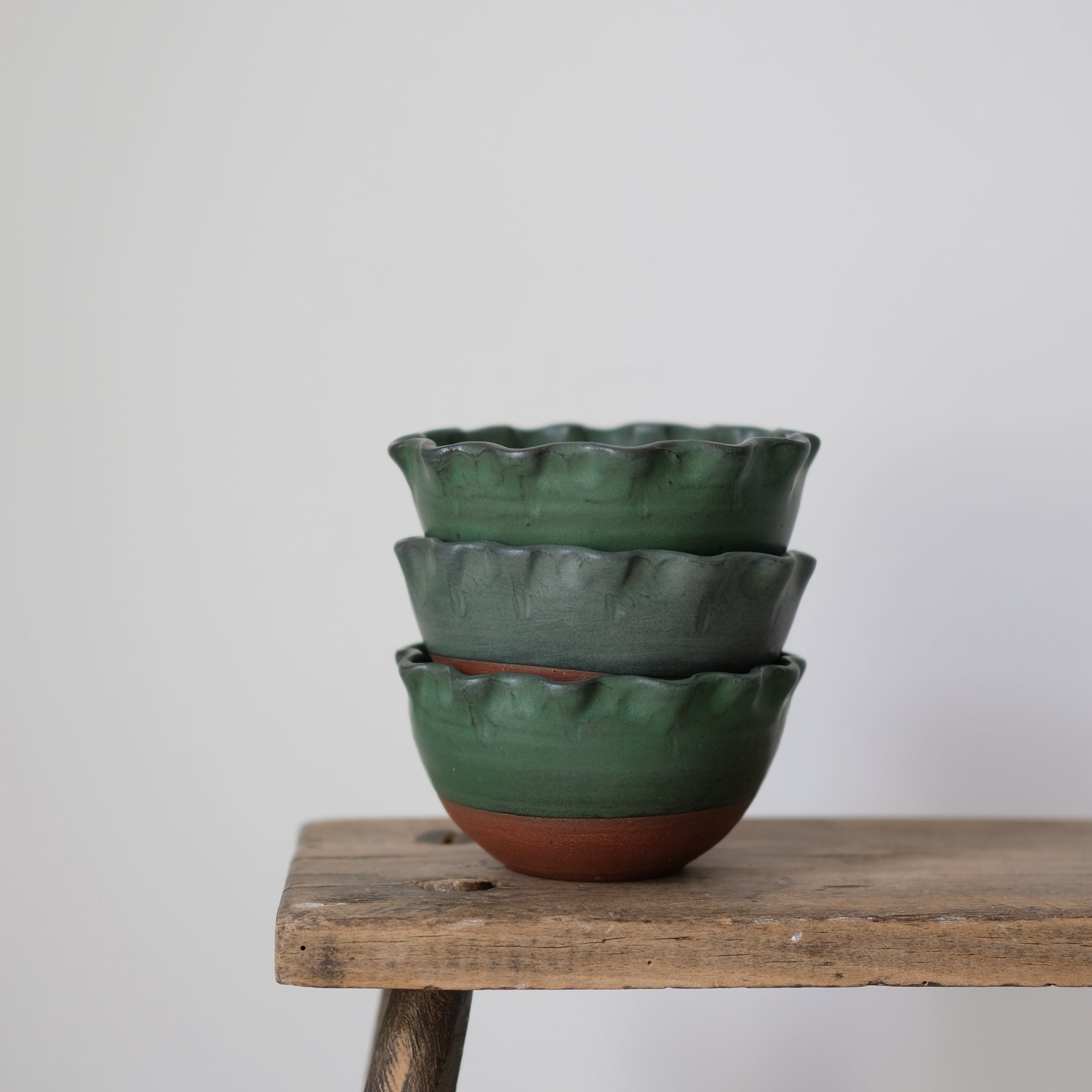 Bol en argile rouge verts de Perla Valtierra chez Brutal Ceramics