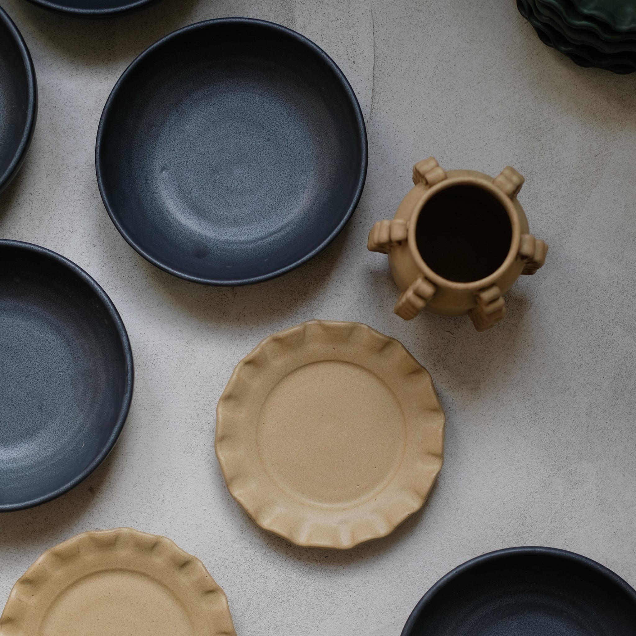 Assiette creuse en argile gris de Perla Valtierra chez Brutal Ceramics