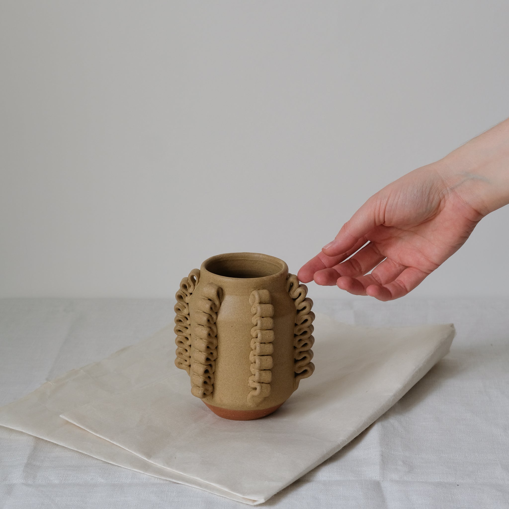 Vase Lola Mini moutarde de Perla Valtierra chez Brutal Ceramics