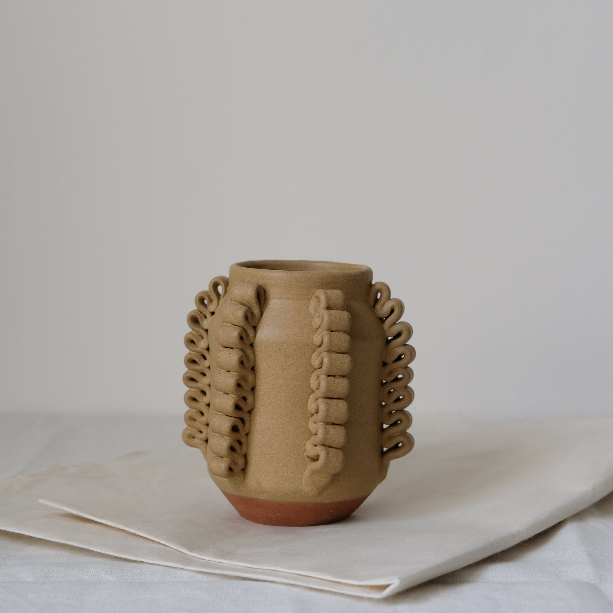 Vase Lola Mini moutarde de Perla Valtierra chez Brutal Ceramics