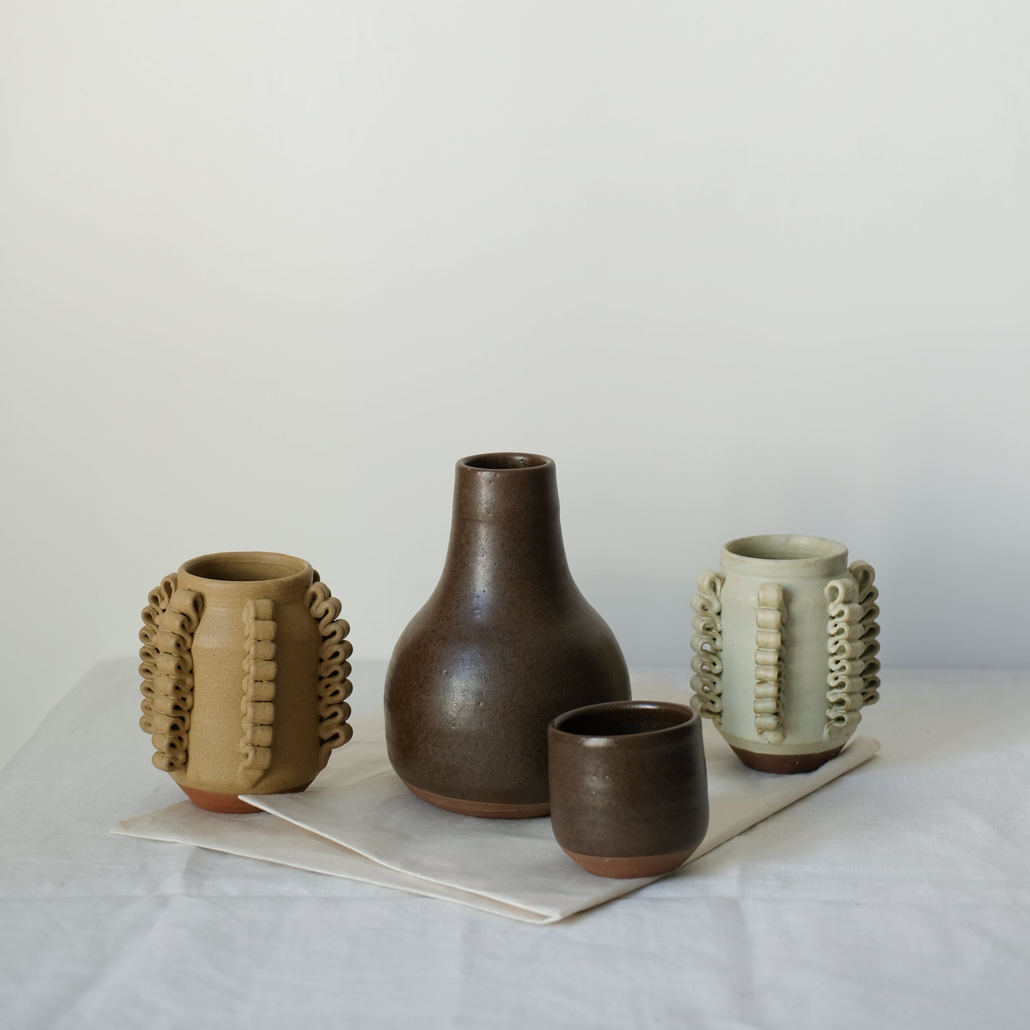 Set carafe et tasse marron de Perla Valtierra chez Brutal Ceramics