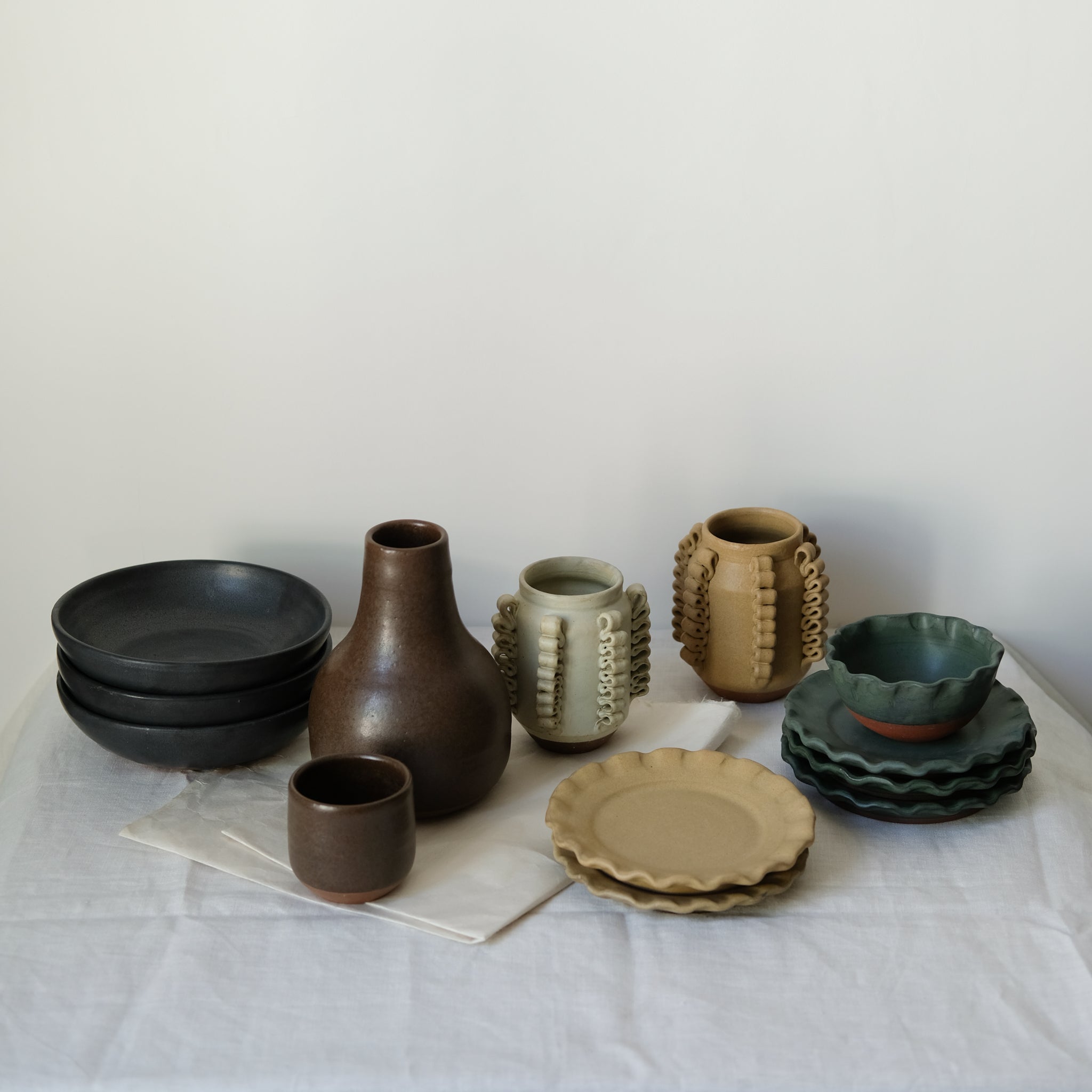 Les assiettes en argile rouge moutarde de Perla Valtierra chez Brutal Ceramics