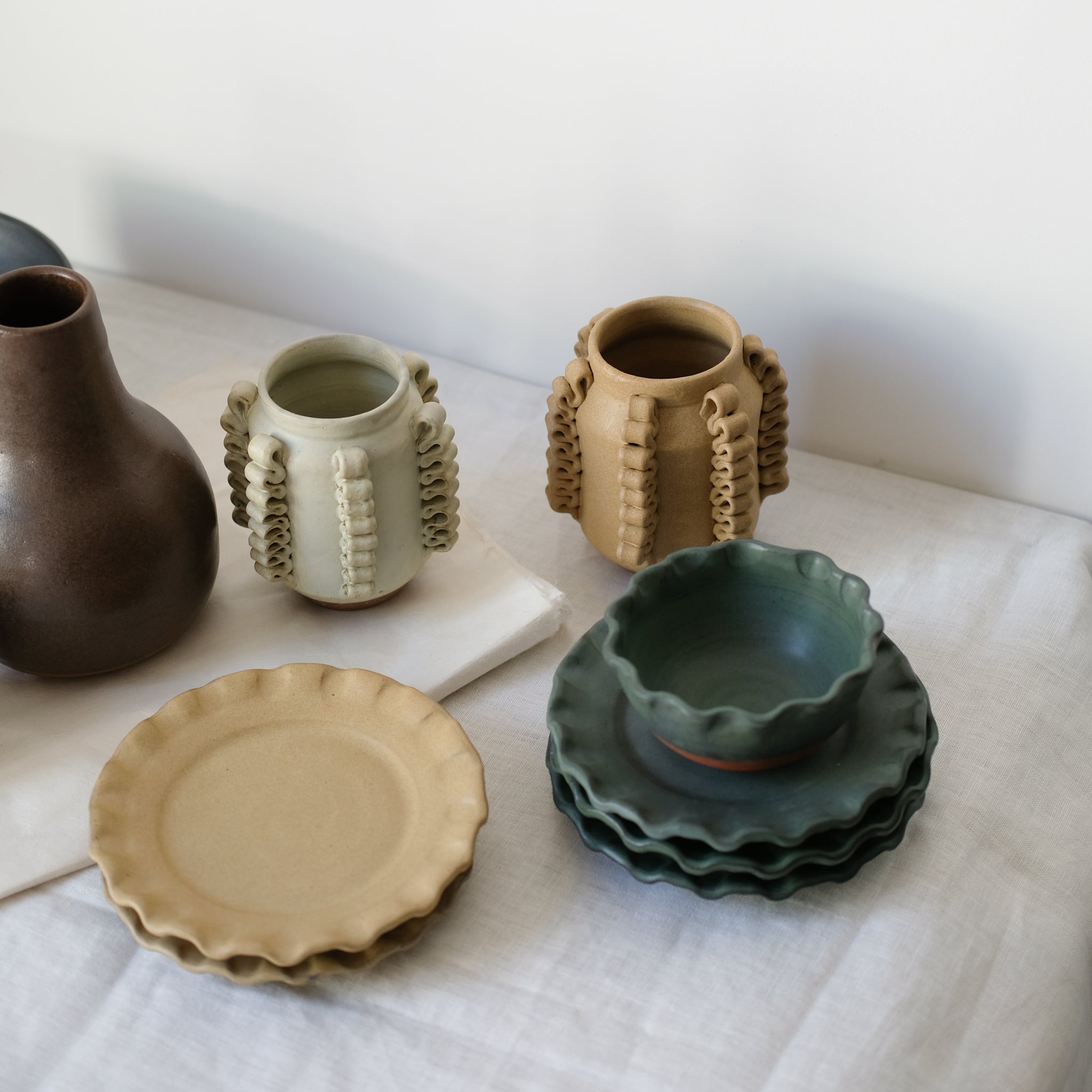 Vase Lola Mini moutarde de Perla Valtierra chez Brutal Ceramics
