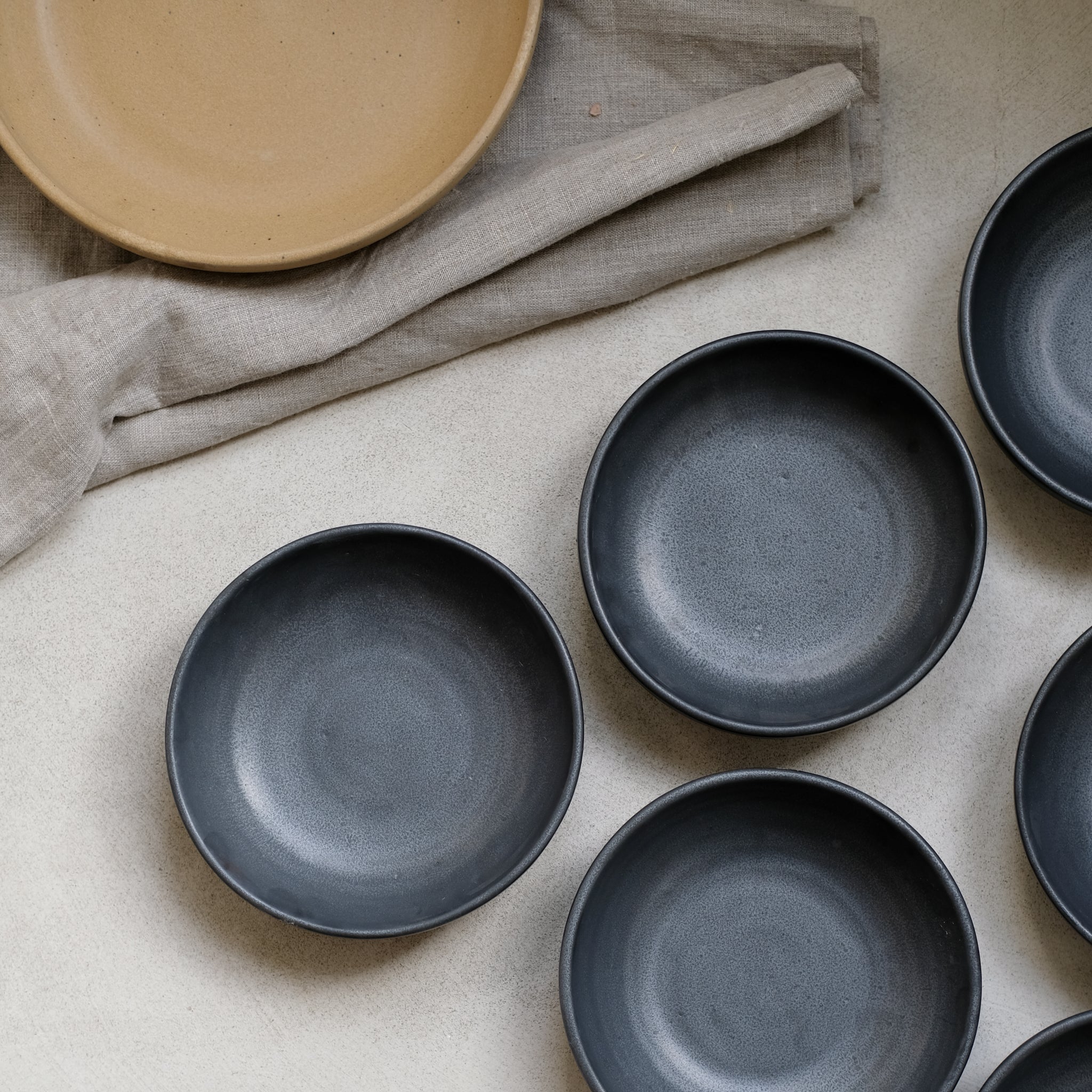 Assiette creuse en argile gris de Perla Valtierra chez Brutal Ceramics