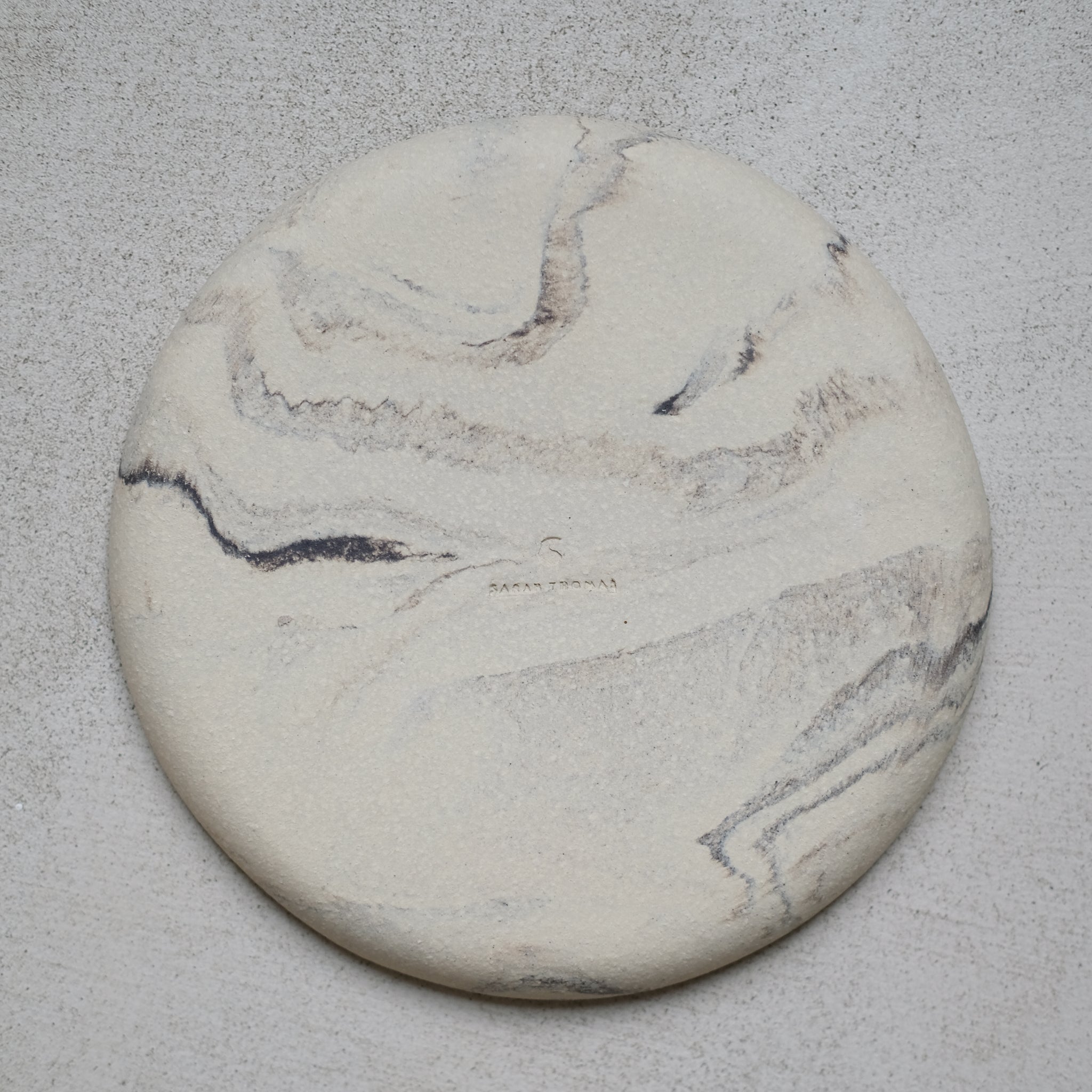 Assiette marbée en grès par Sarah Thomas Céramiques chez Brutal Ceramics