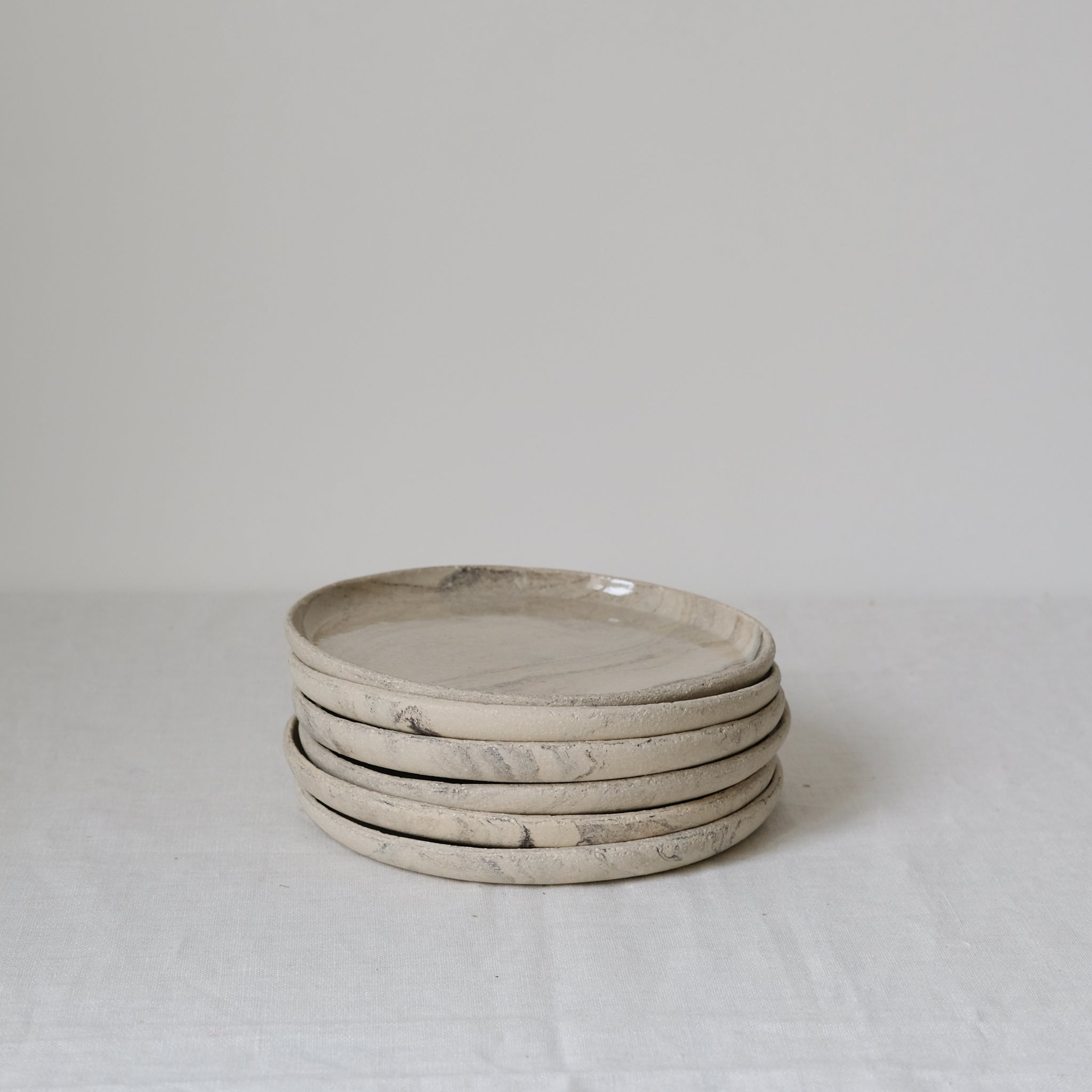 Assiette marbée en grès par Sarah Thomas Céramiques chez Brutal Ceramics