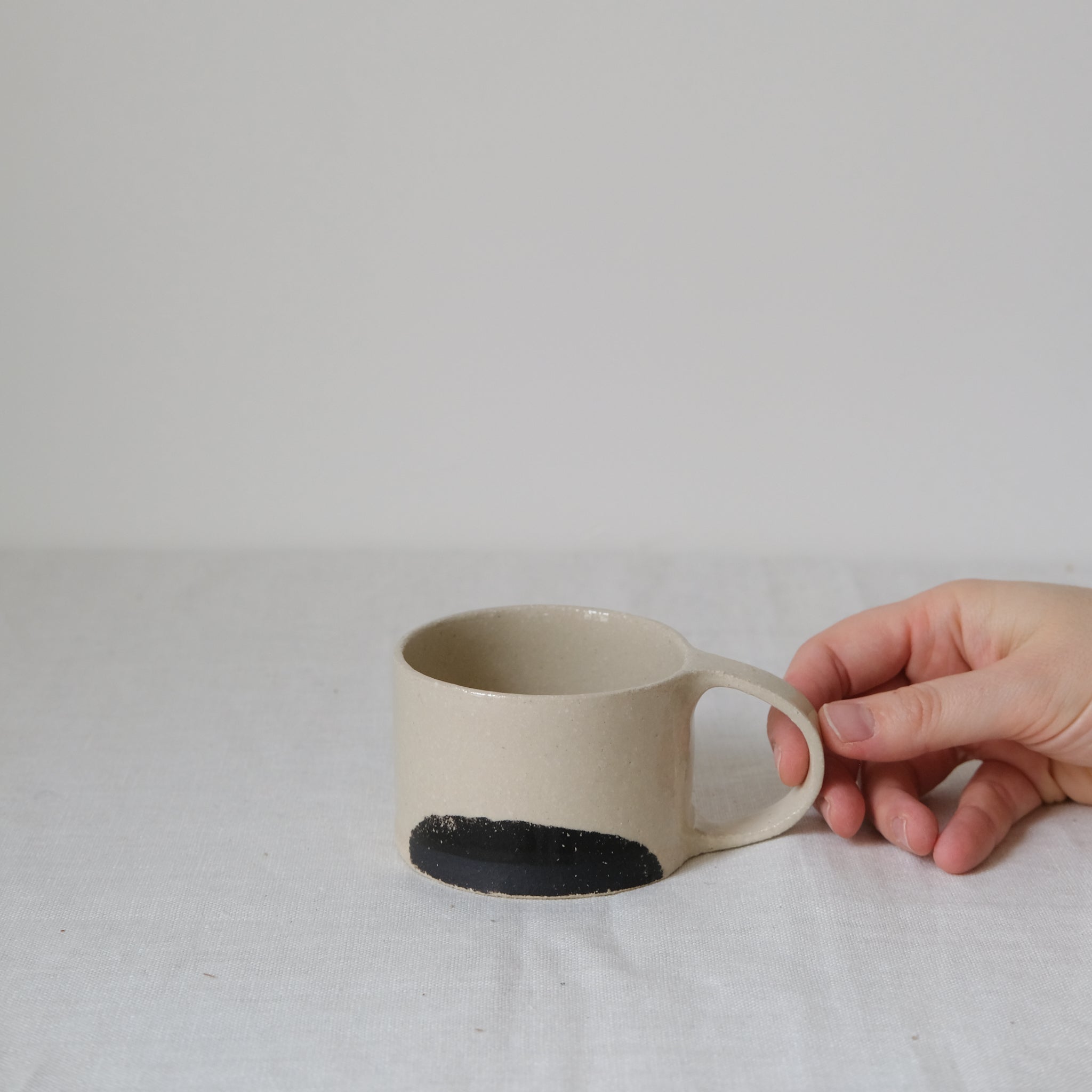 Tasse en grès par Sarah Thomas Céramiques chez Brutal Ceramics
