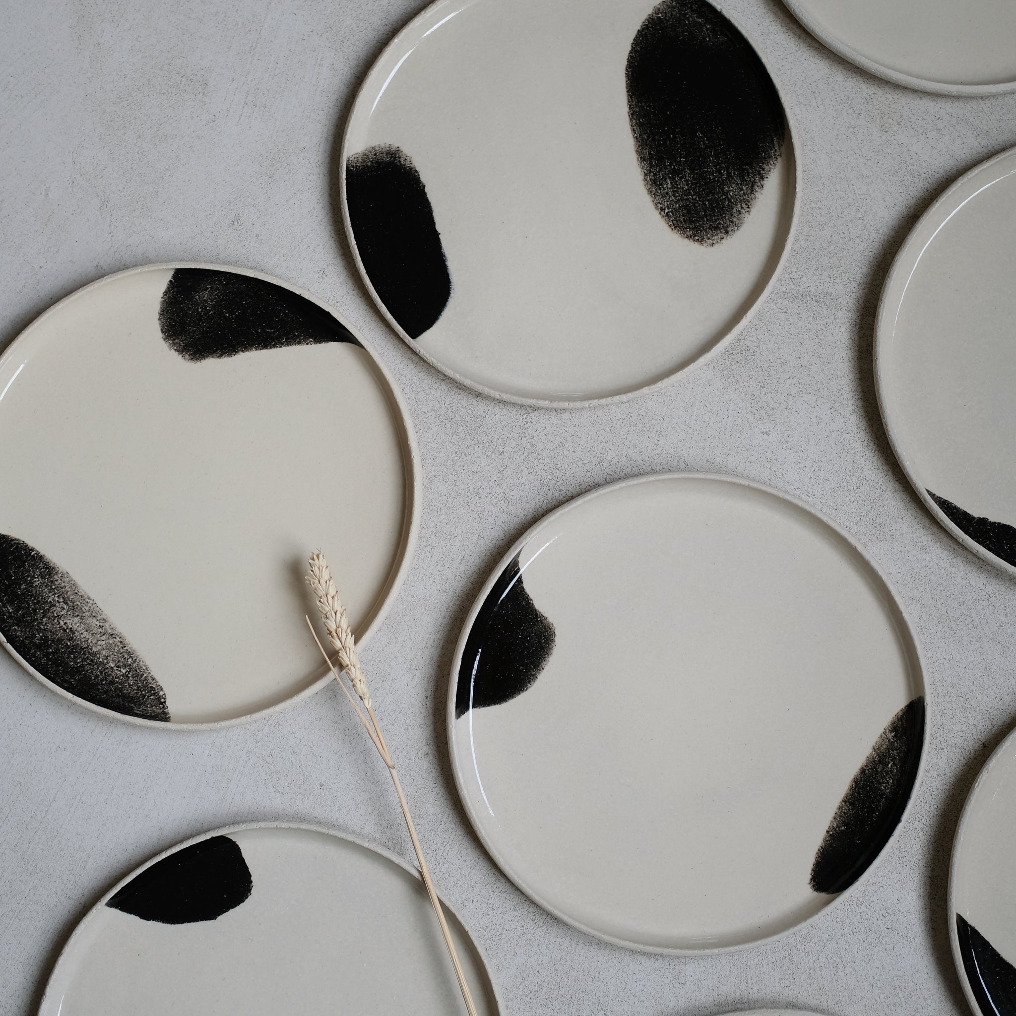 Assiette en grès par Sarah Thomas Céramiques chez Brutal Ceramics