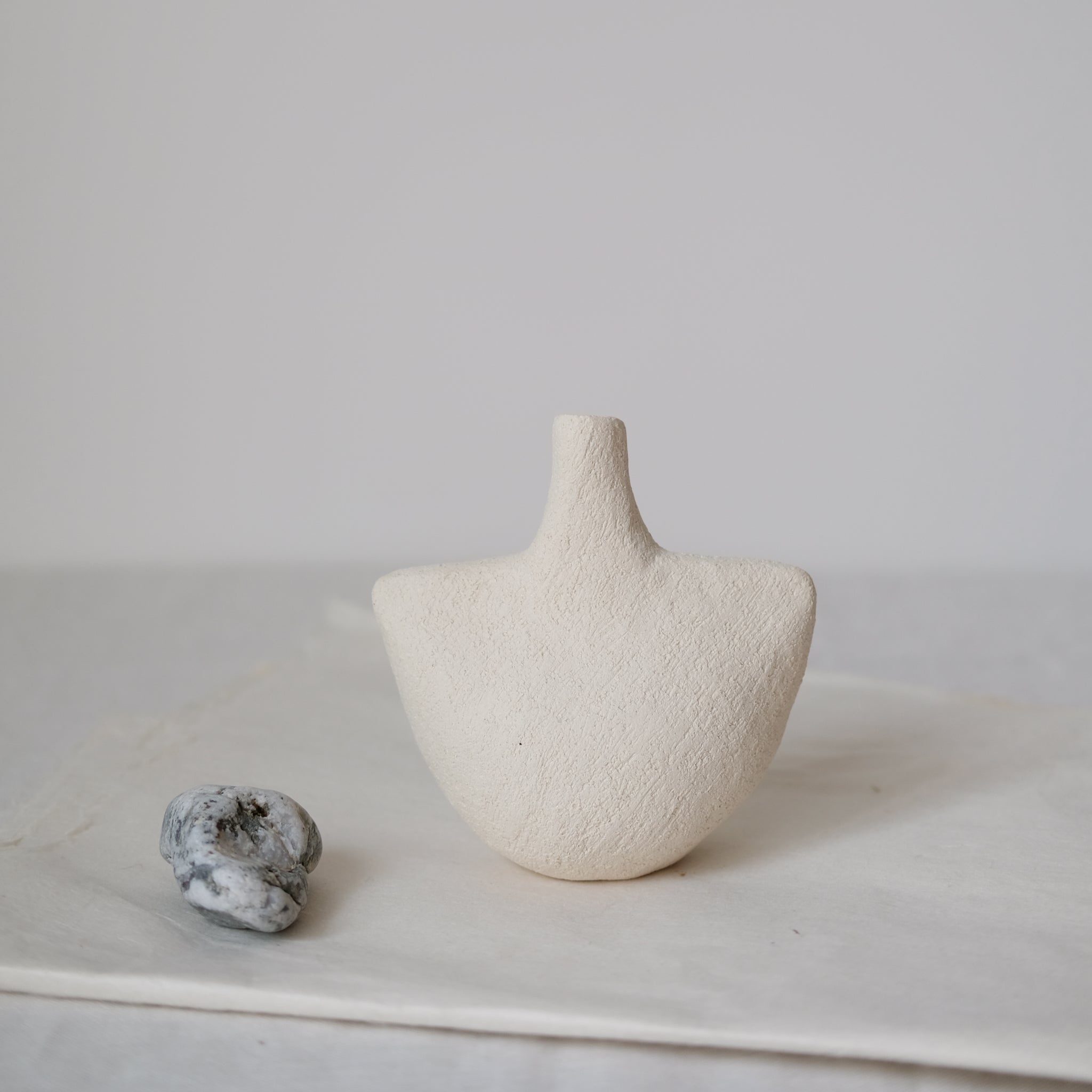 Petit vase Oiseau_08 - Blanc par Stéphanie Petit chez Brutal