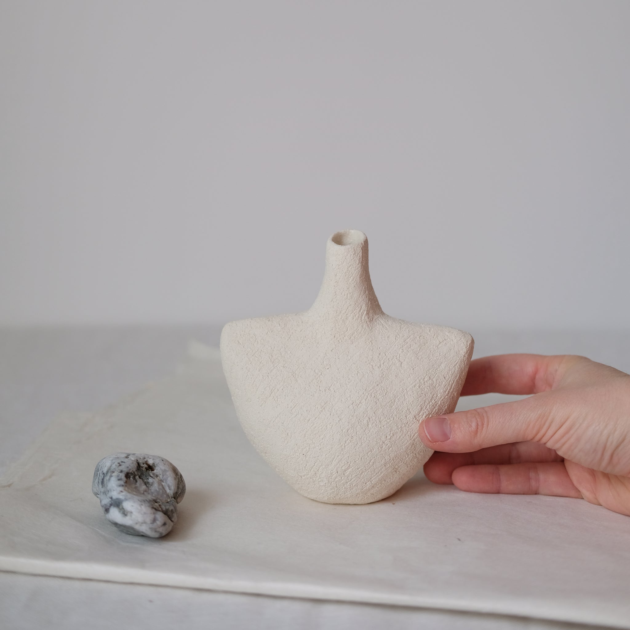 Petit vase Oiseau_08 - Blanc par Stéphanie Petit chez Brutal