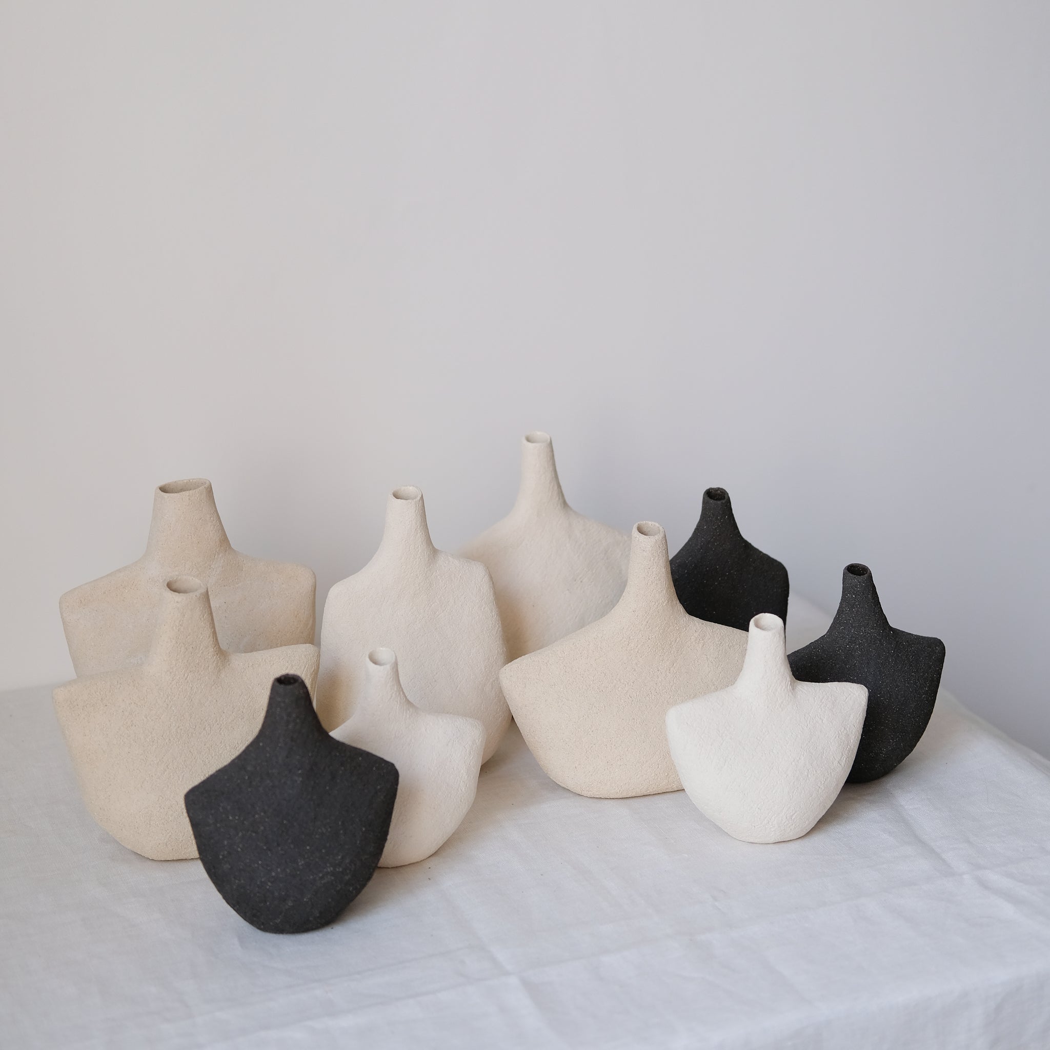 Grand vase Oiseau_06 - Noir par Stéphanie Petit chez BrutalGrand vase Oiseau_06 - Noir par Stéphanie Petit chez Brutal