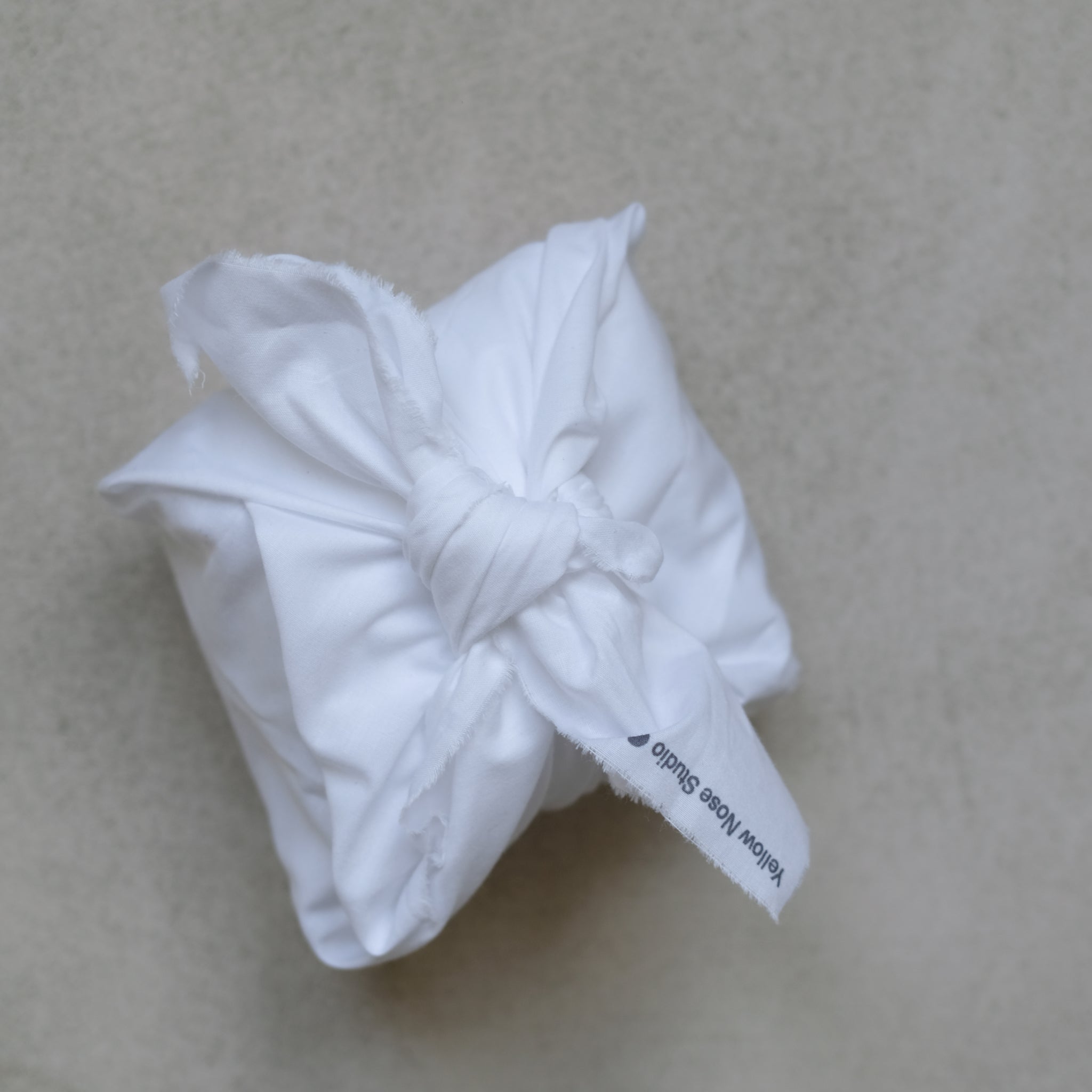 Vase Taipei, Taiwan, 2020 - H 7cm - Gris blanc Yellow Nose Studio chez Brutal Ceramics