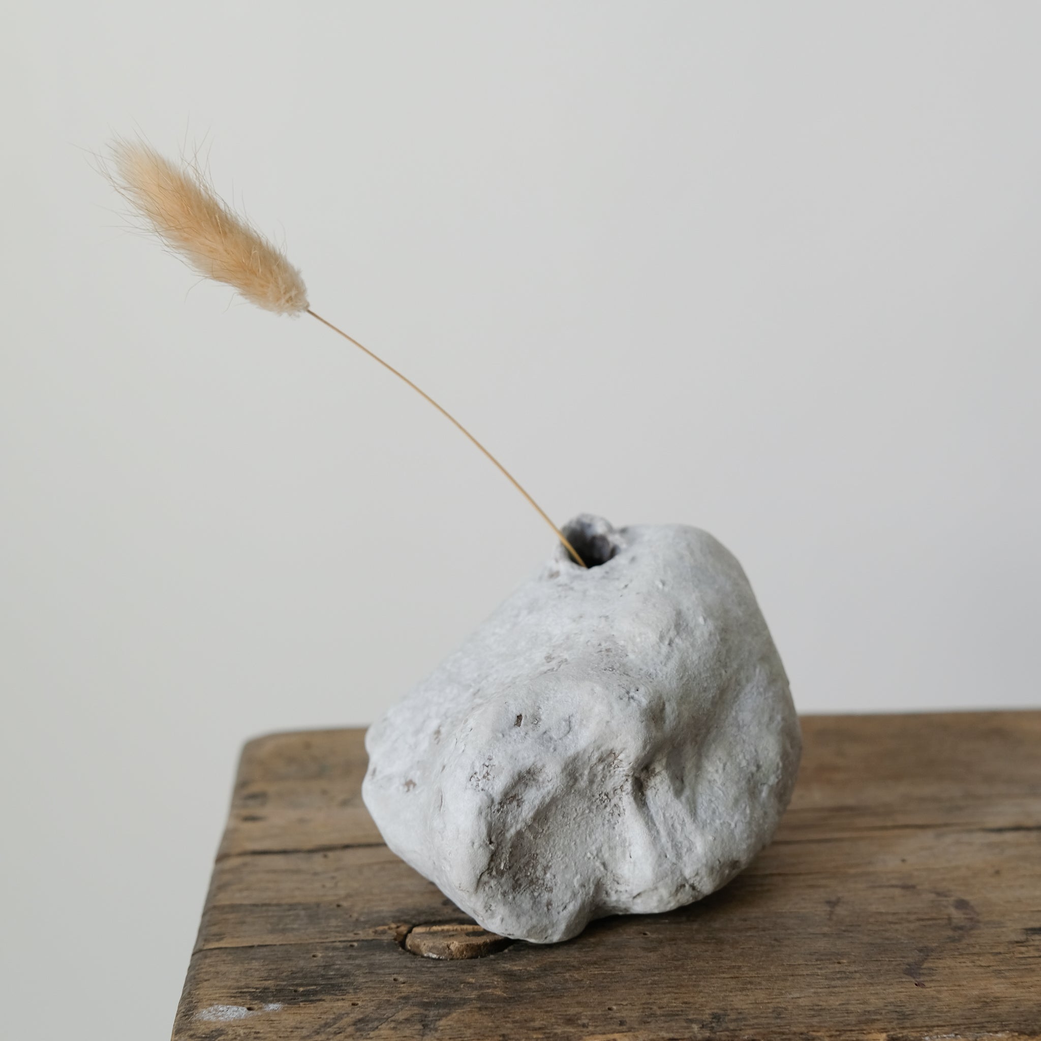 Vase Taipei, Taiwan, 2020 - H 7cm - Gris blanc Yellow Nose Studio chez Brutal Ceramics