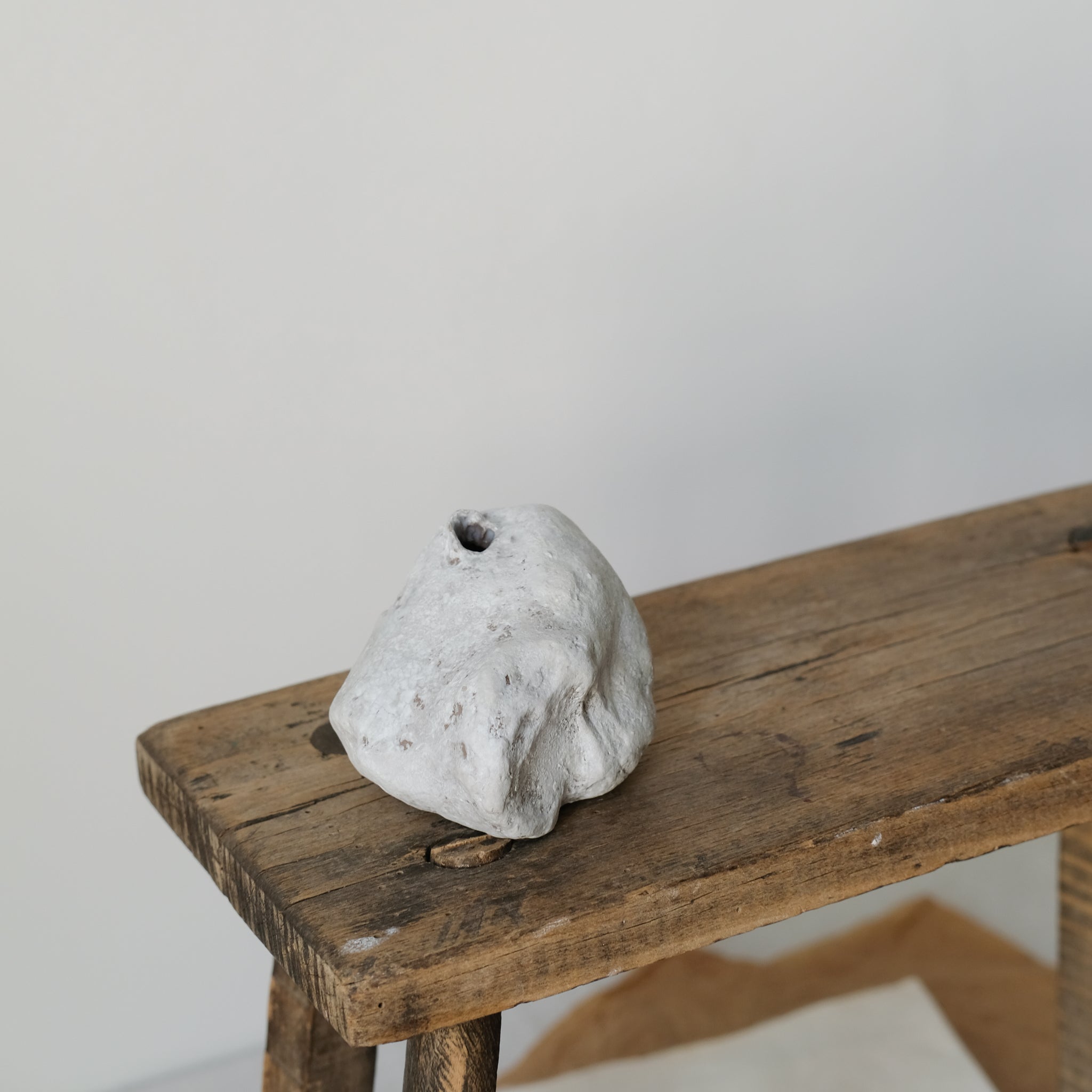 Vase Taipei, Taiwan, 2020 - H 7cm - Gris blanc Yellow Nose Studio chez Brutal Ceramics