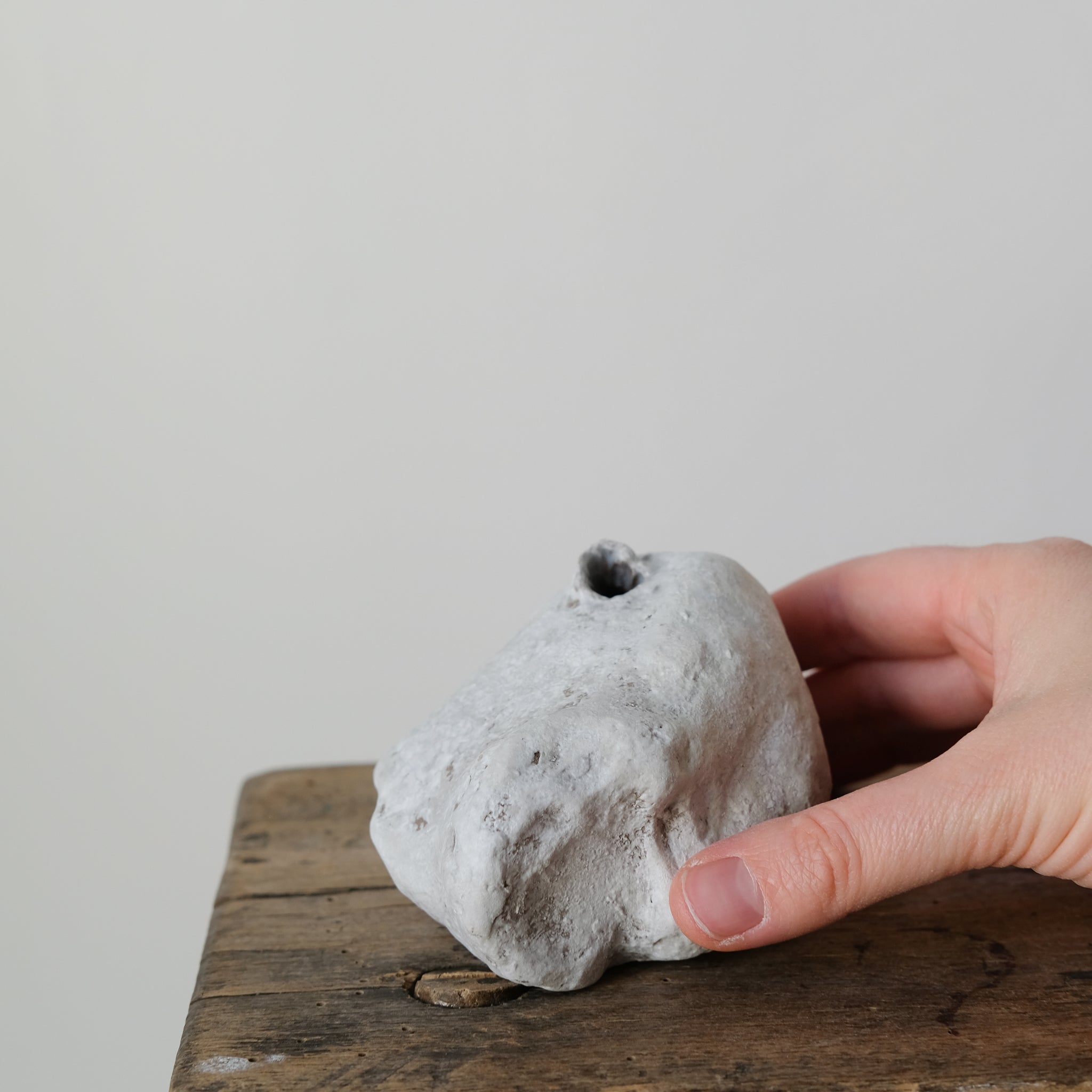 Vase Taipei, Taiwan, 2020 - H 7cm - Gris blanc Yellow Nose Studio chez Brutal Ceramics