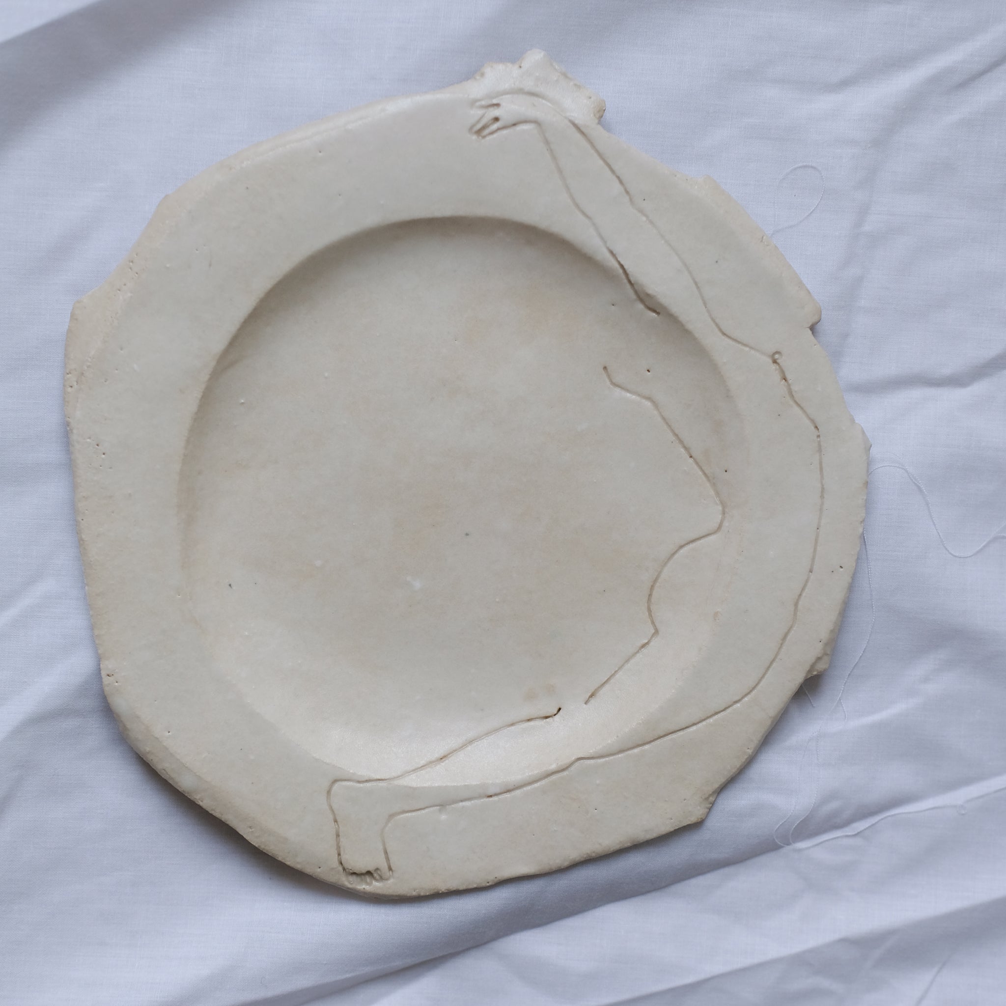 Assiette D 20cm "Arch Back"- Blanc de Yellow Nose Studio x Yuka Tanaka chez Brutal Ceramics