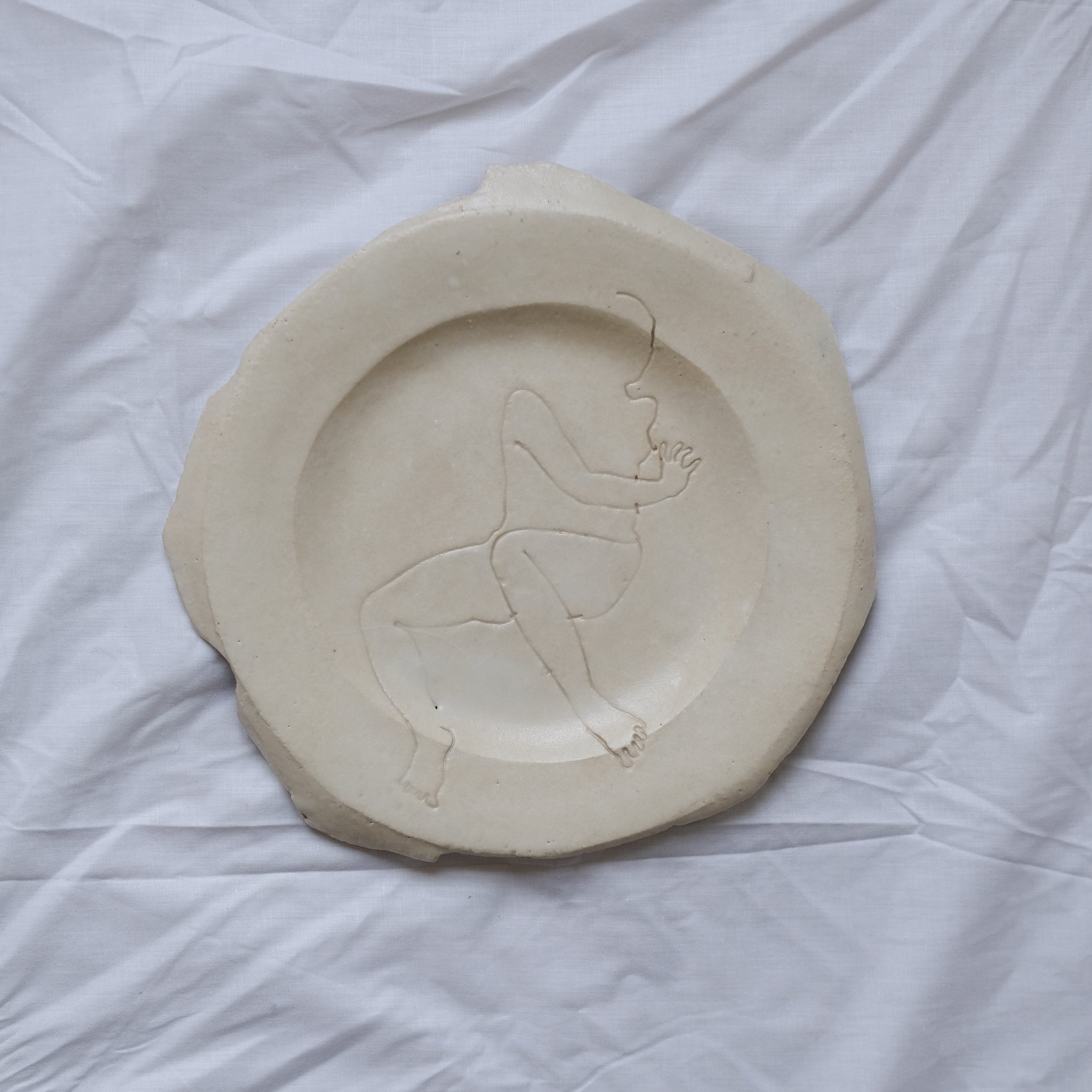 Assiette D 20cm "Reclining"- Blanc de Yellow Nose Studio x Yuka Tanaka chez Brutal Ceramics