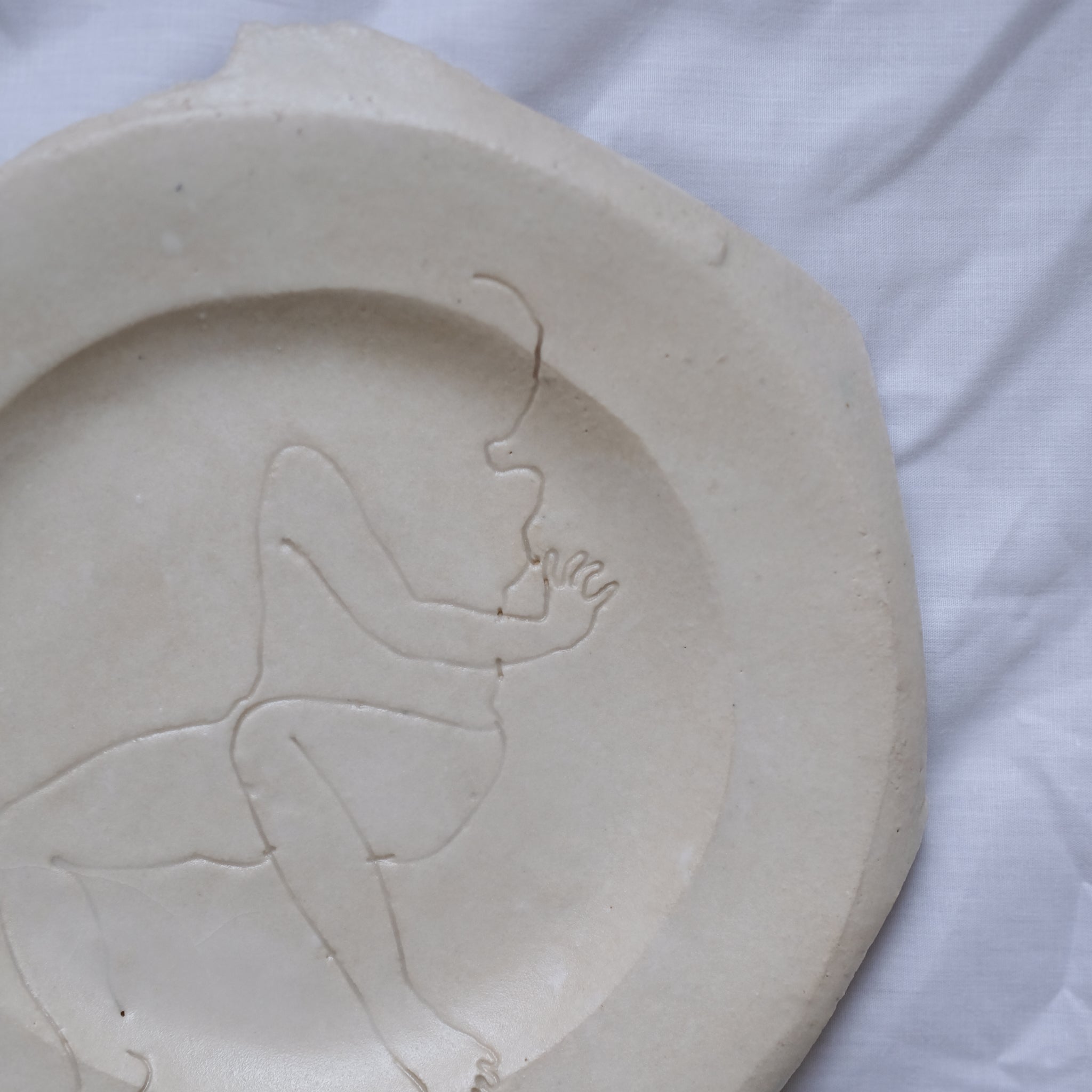 Assiette D 20cm "Reclining"- Blanc de Yellow Nose Studio x Yuka Tanaka chez Brutal Ceramics