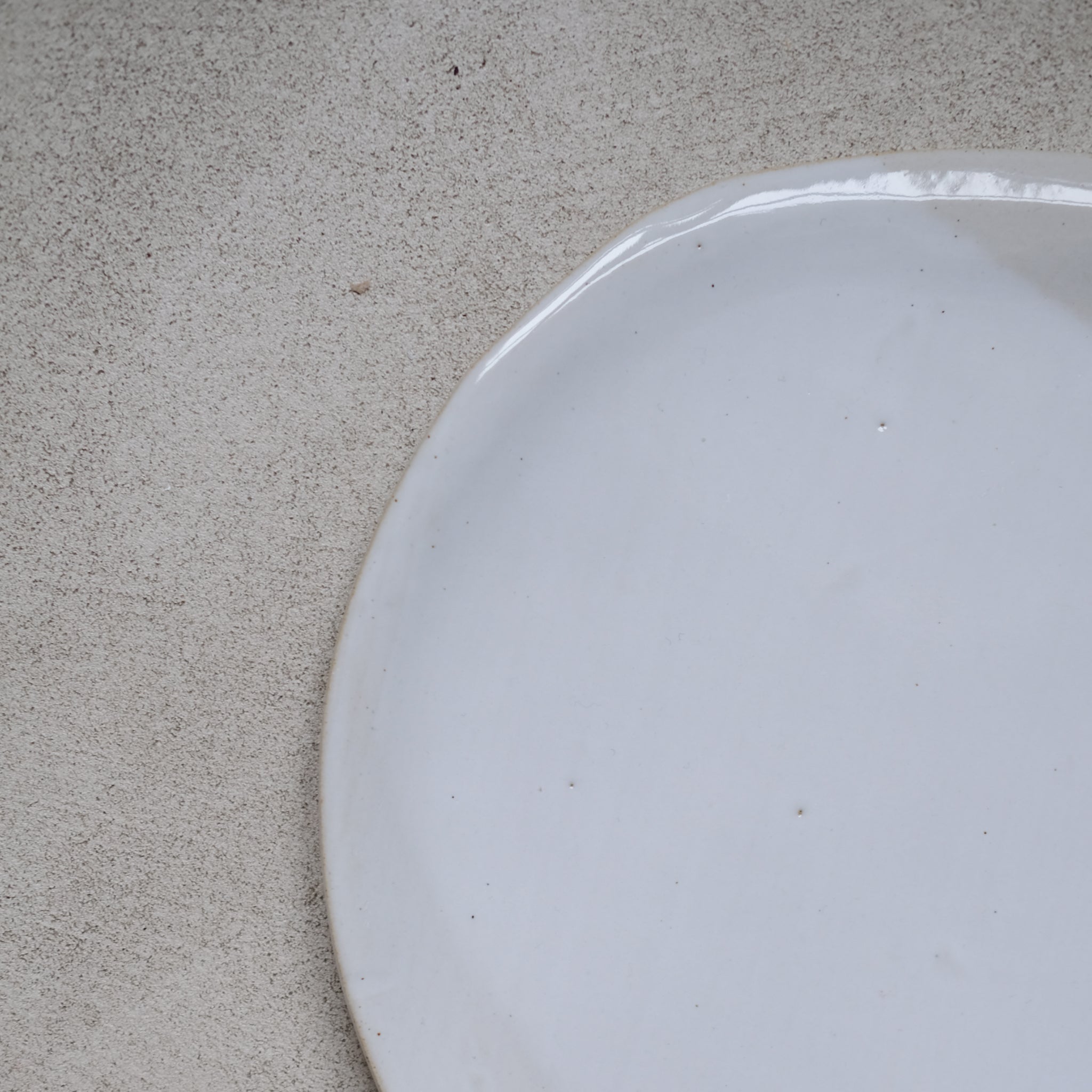 Assiette en grès par mr céramiques chez Brutal Ceramics