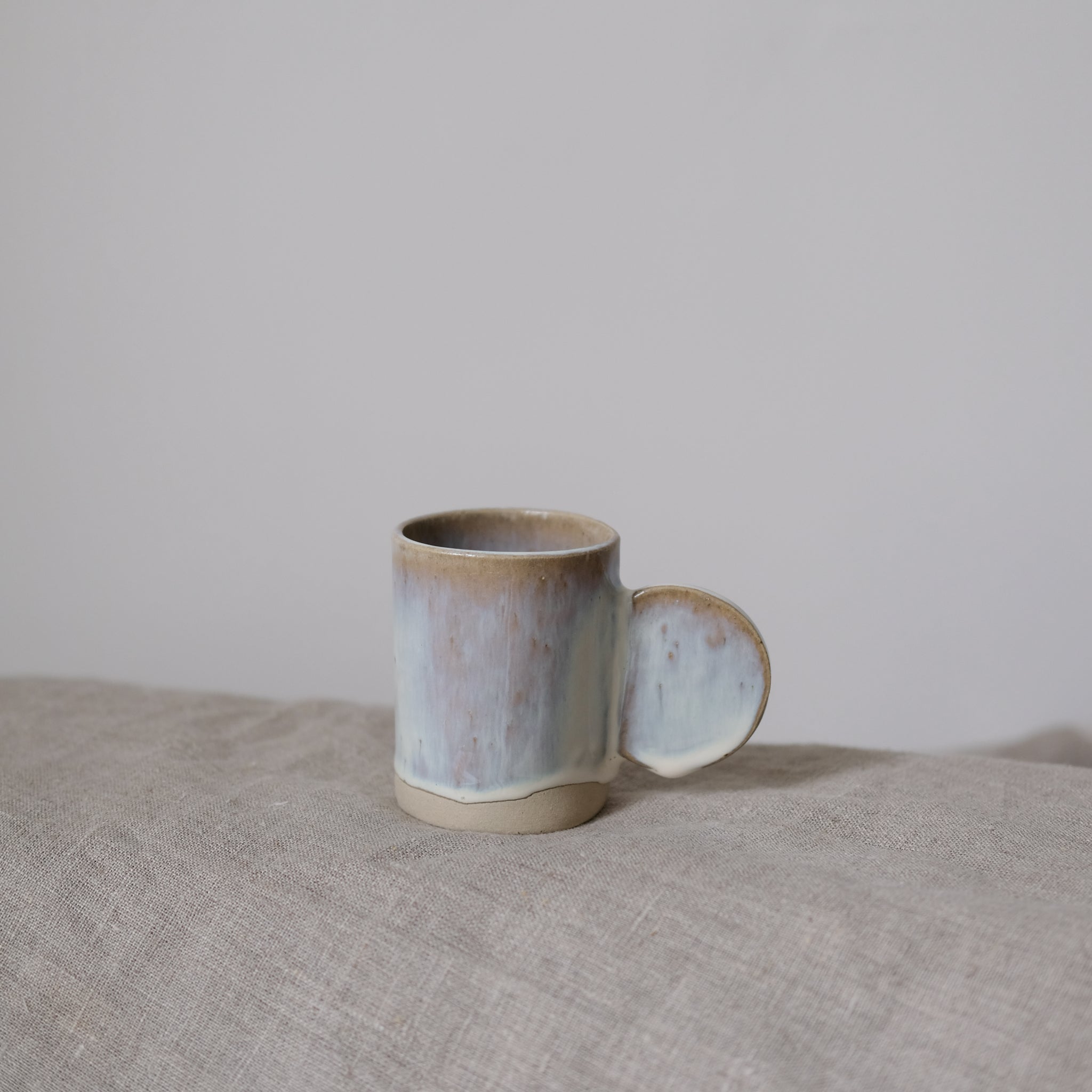 Tasse en grès par mr céramiques chez Brutal Ceramics
