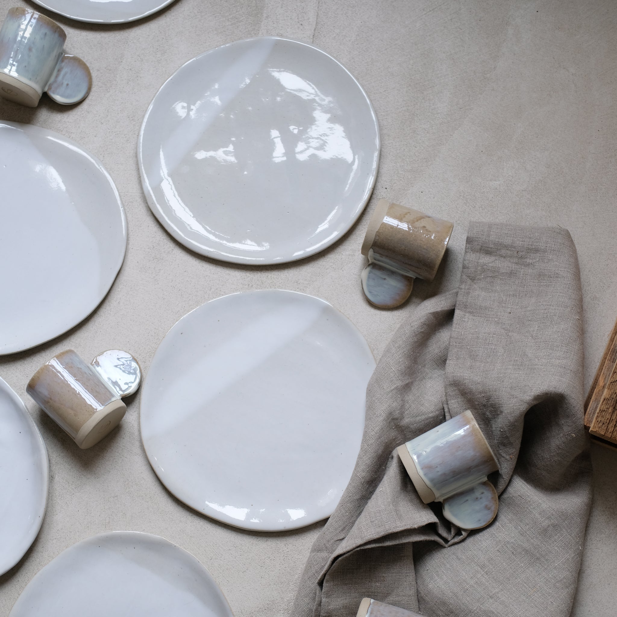 Assiette en grès par mr céramiques chez Brutal Ceramics