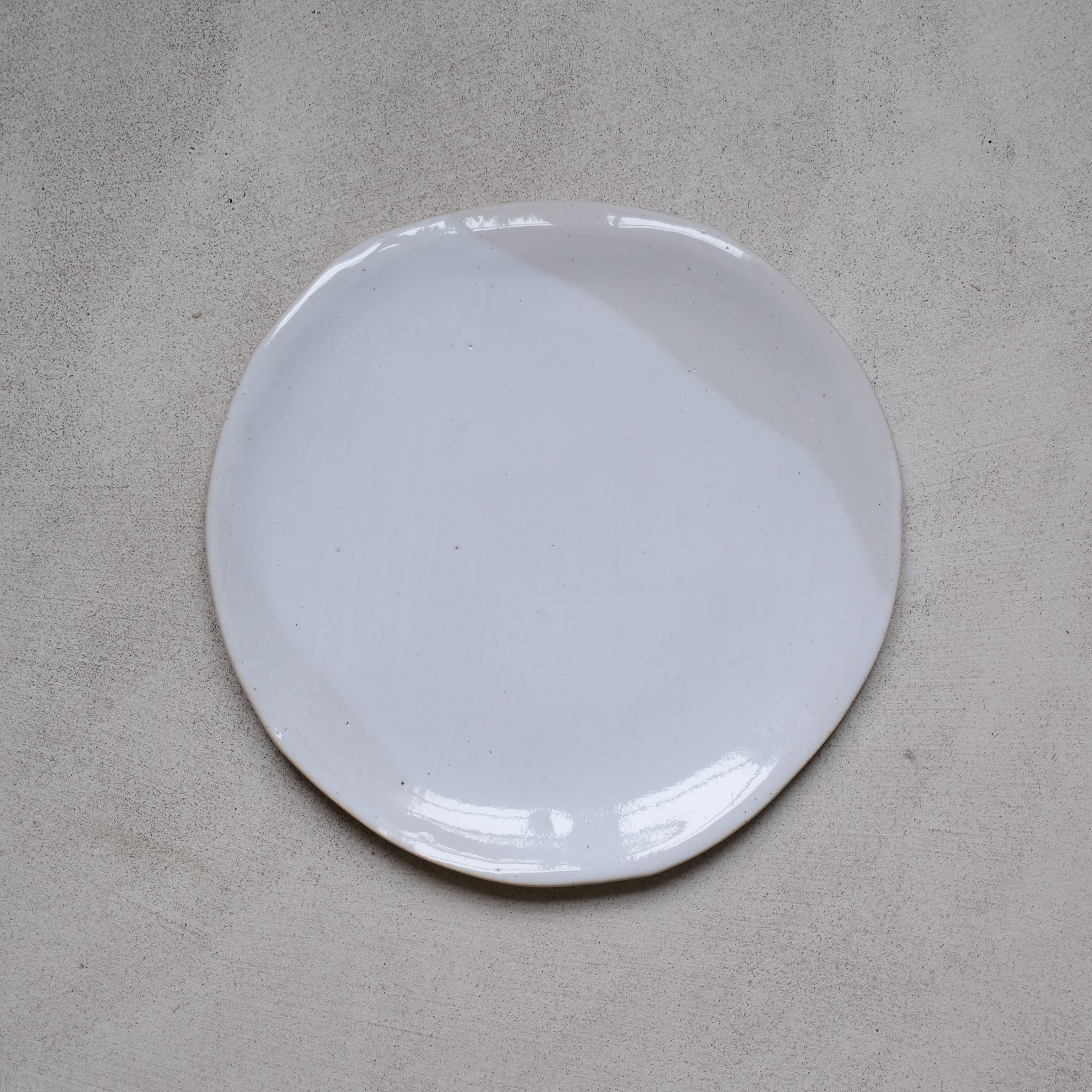 Assiette en grès par mr céramiques chez Brutal Ceramics