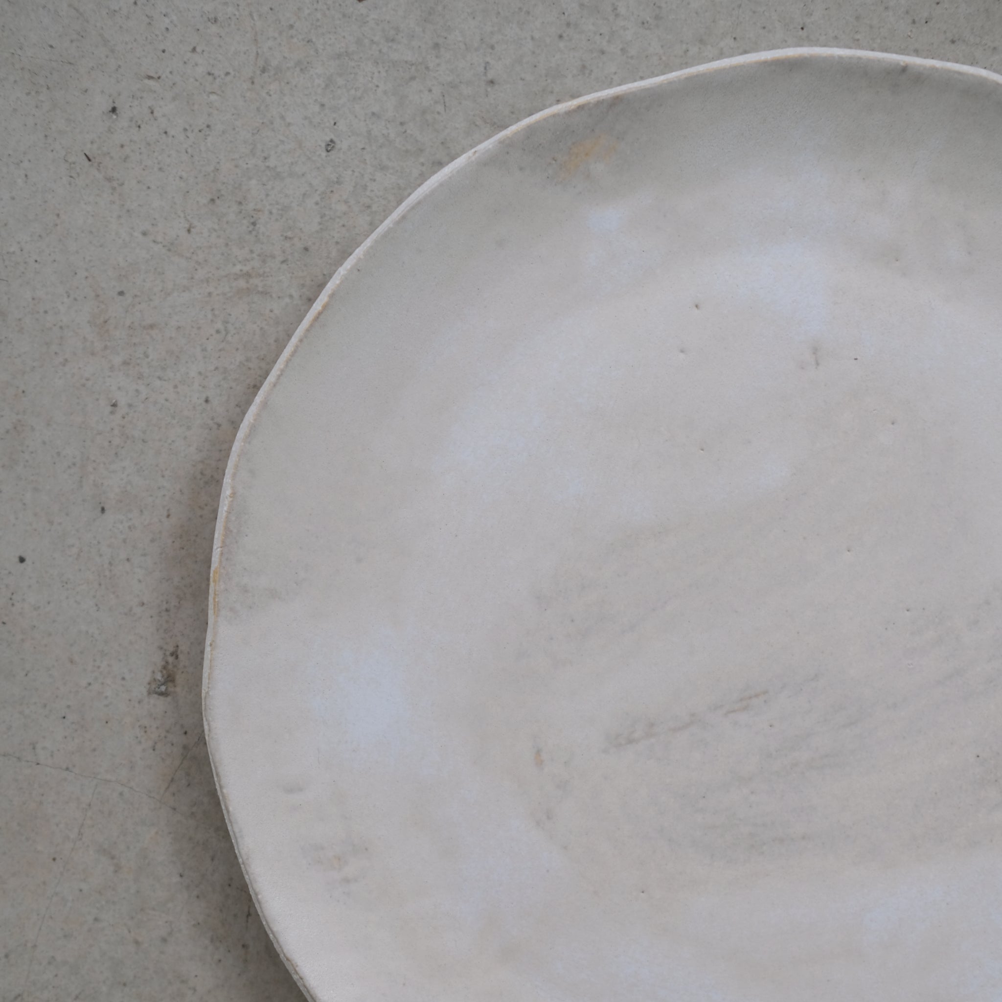 Assiette M en grès blanc d'Anne Marie Peters chez Brutal CeramicsAssiette M en grès blanc d'Anne Marie Peters chez Brutal Ceramics