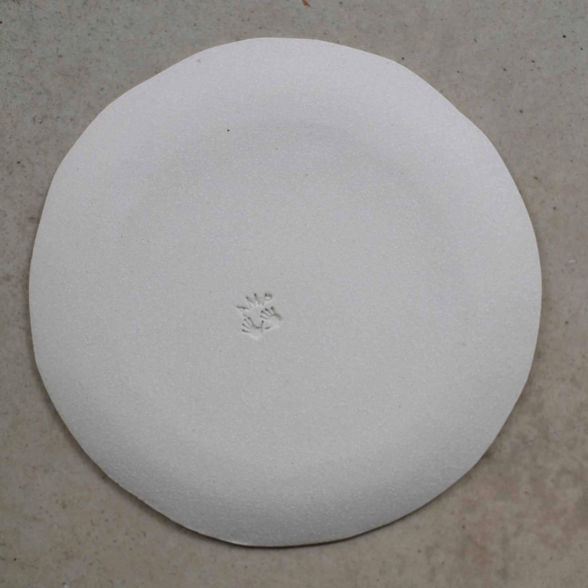 Assiette M en grès blanc d'Anne Marie Peters chez Brutal Ceramics