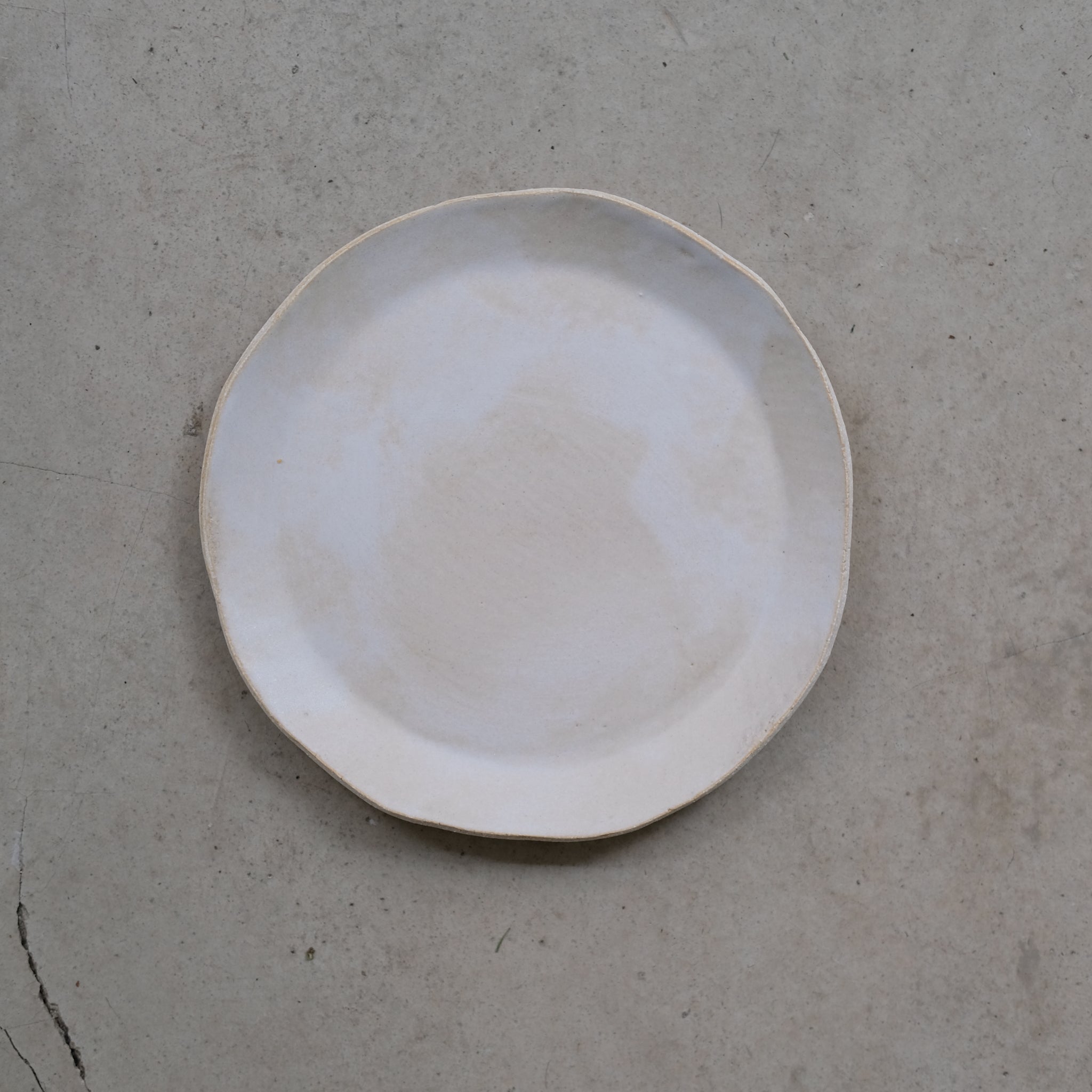 Assiette S en grès blanc d'Anne Marie Peters chez Brutal Ceramics