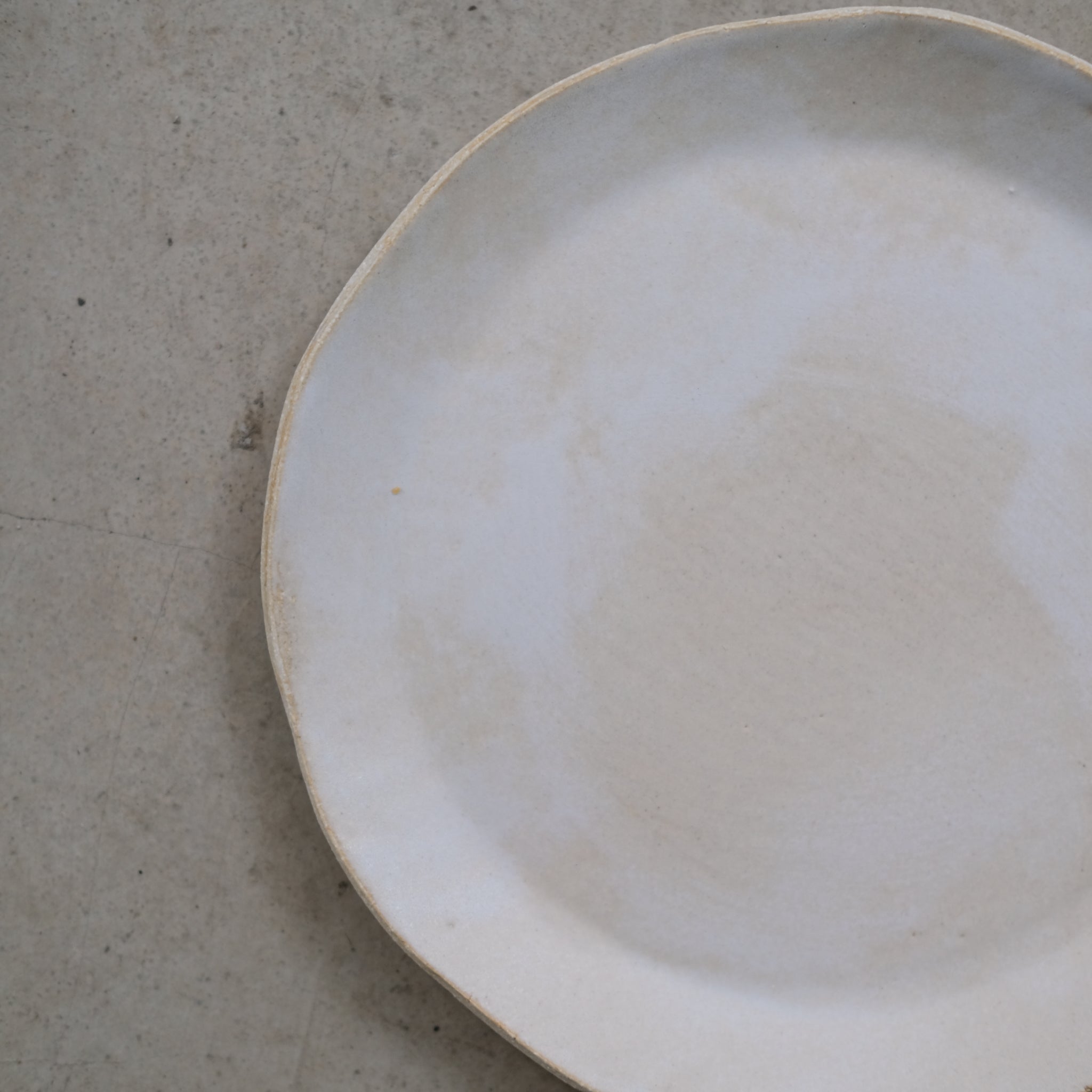 Assiette S en grès blanc d'Anne Marie Peters chez Brutal Ceramics