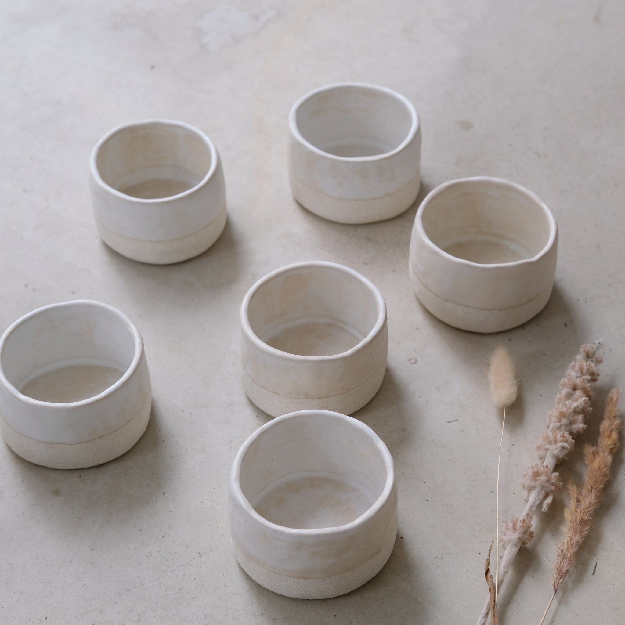 Tasse en grès blanc d'Anne Marie Peters chez Brutal Ceramics