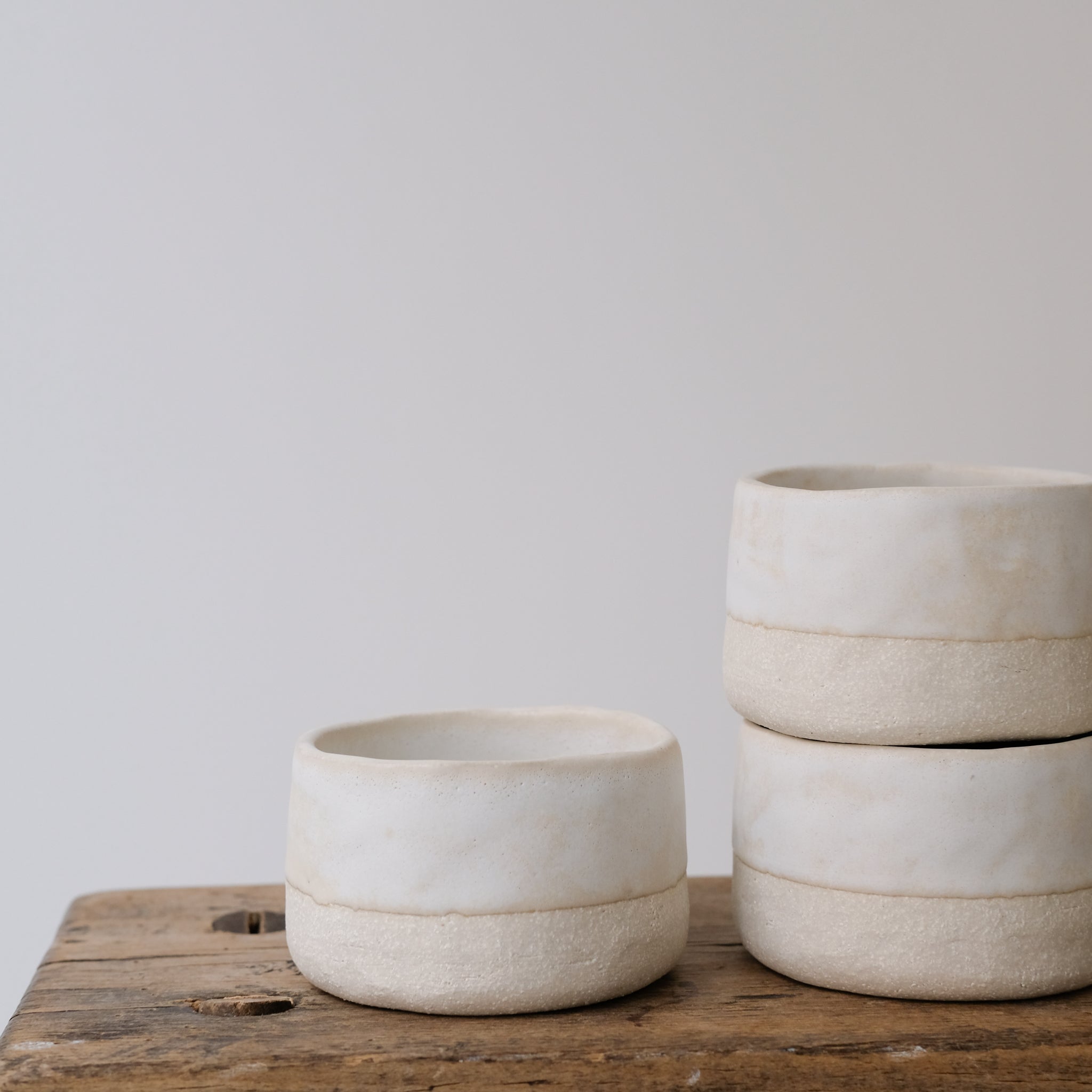 Tasse en grès blanc d'Anne Marie Peters chez Brutal Ceramics