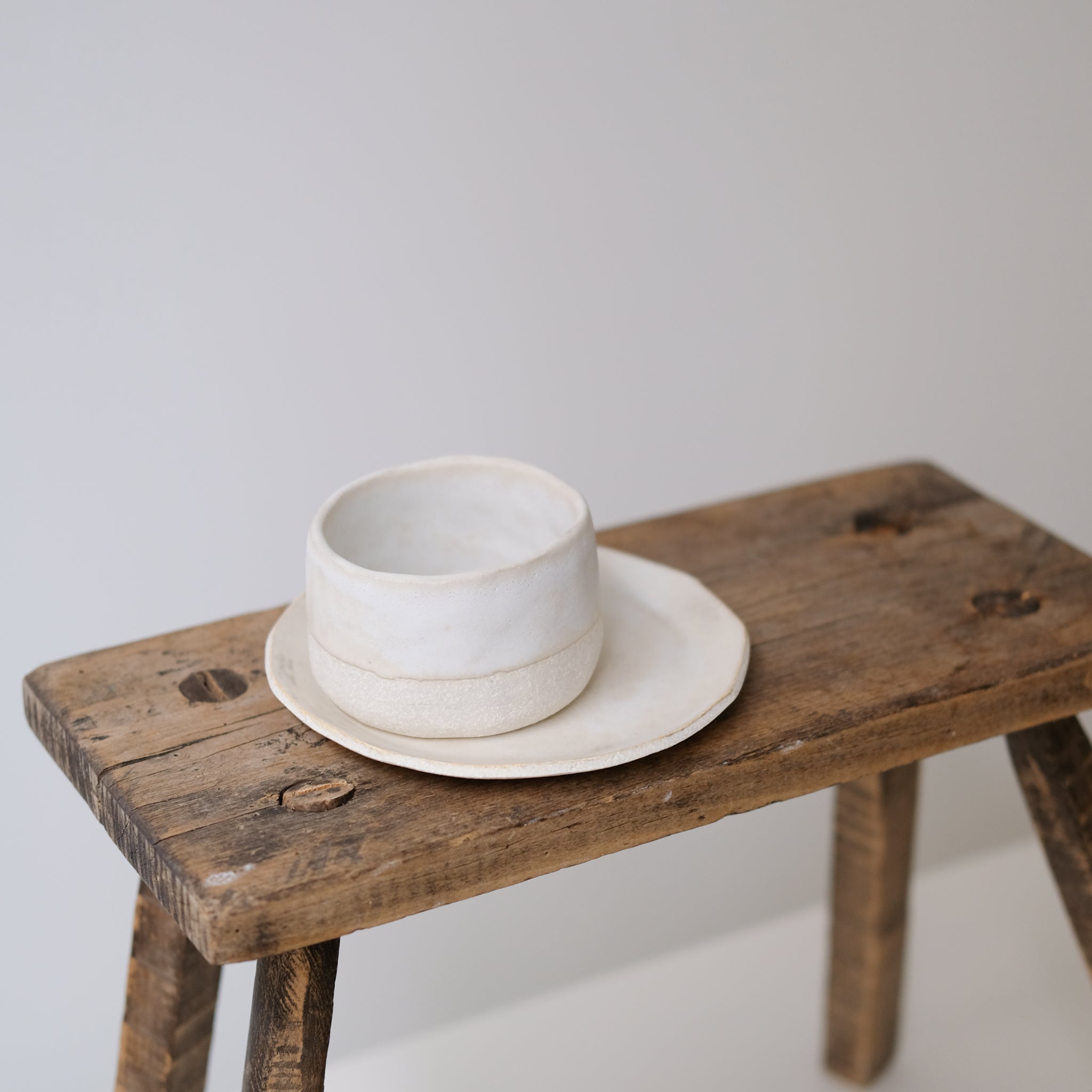 Assiette xs en grès blanc, d'Anne Marie Peters chez Brutal Ceramics