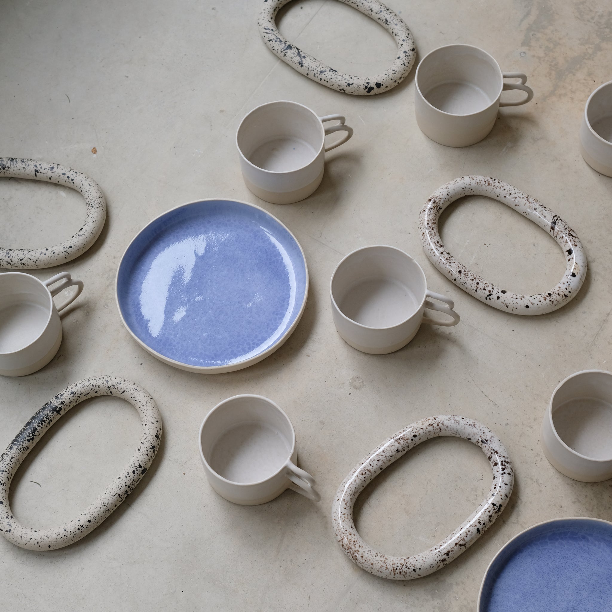 Dessous de plat milky de Camille Esnée chez Brutal Ceramics